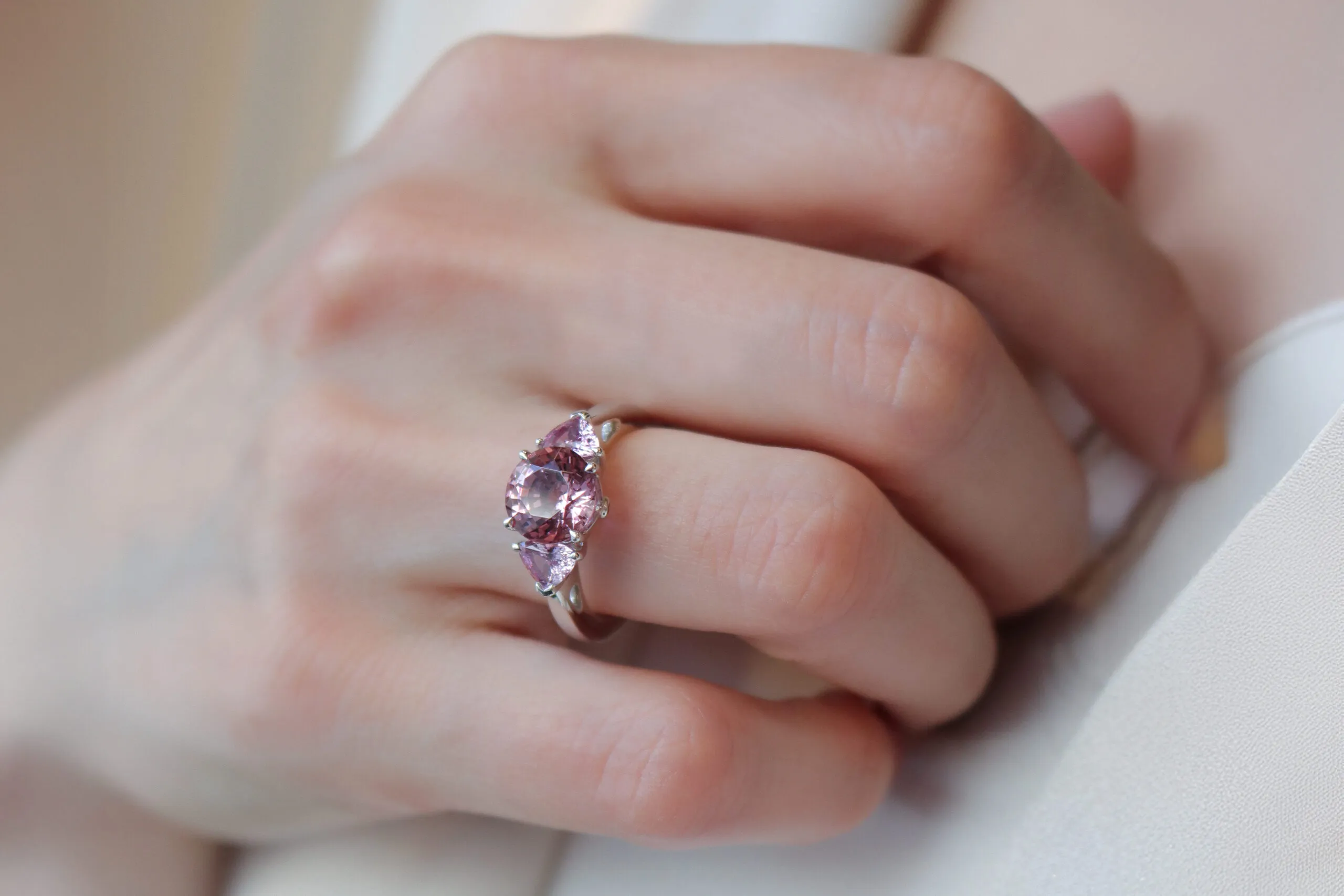 House of Gübelin ring with a 2.73 carat pink spinel from Burma (Myanmar) accompanied by two pink sapphire trilliants, set in 18k white gold 