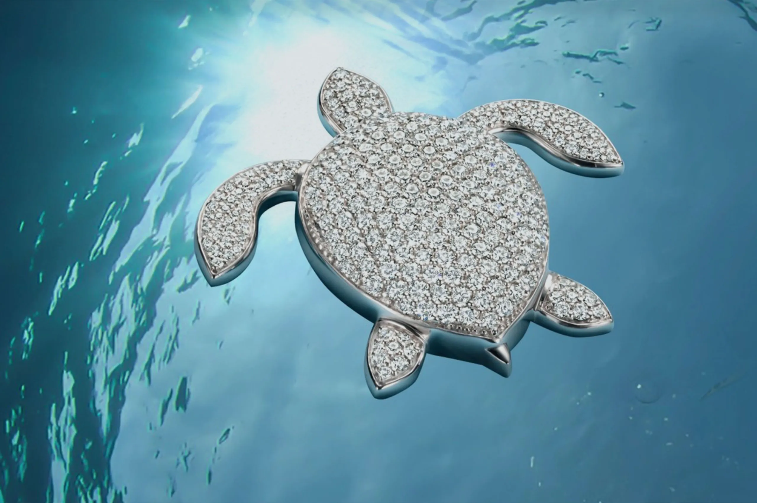 Histoire d’Elle diamond-set turtle pendant the Les Oceans d'Elle collection