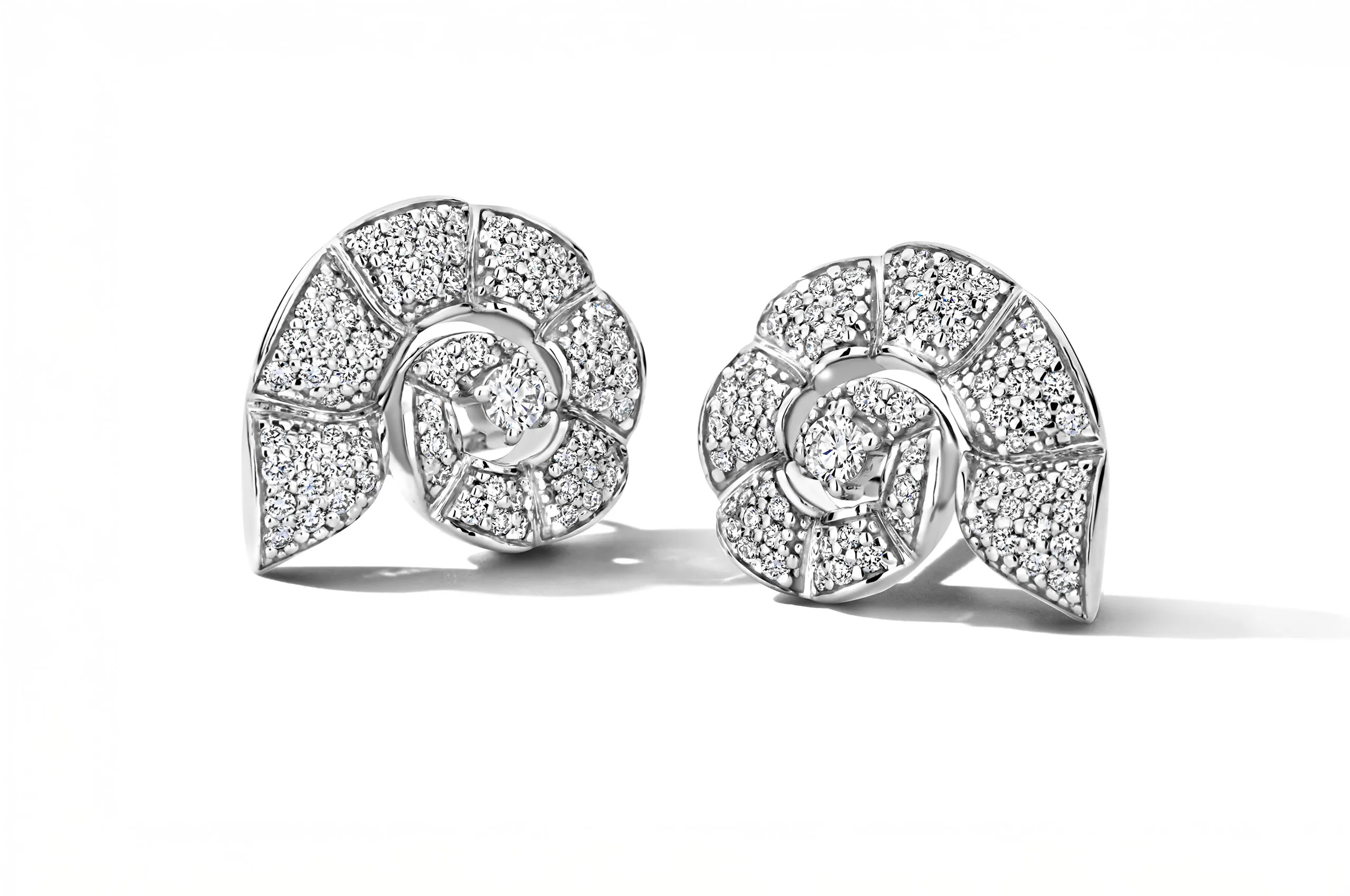 Histoire d’Elle diamond stud earrings in the shape of seashells from the Les Oceans d'Elle collection