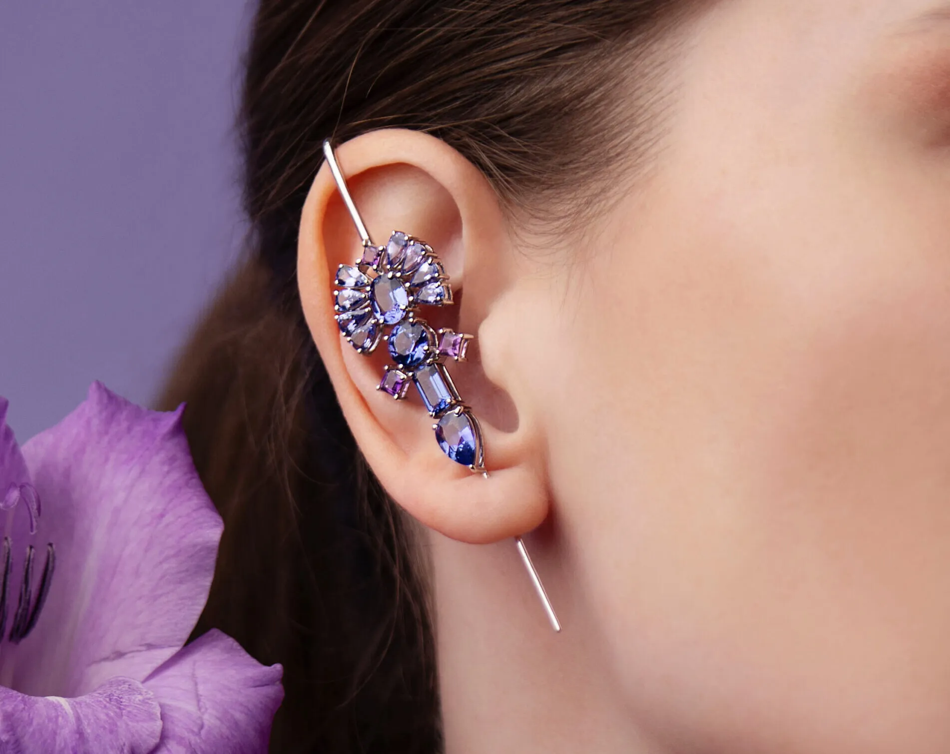 Zome Jewellery Ara earring from the Celestia collection with 11.6 carats of tanzanites and amethysts in 18k white gold 