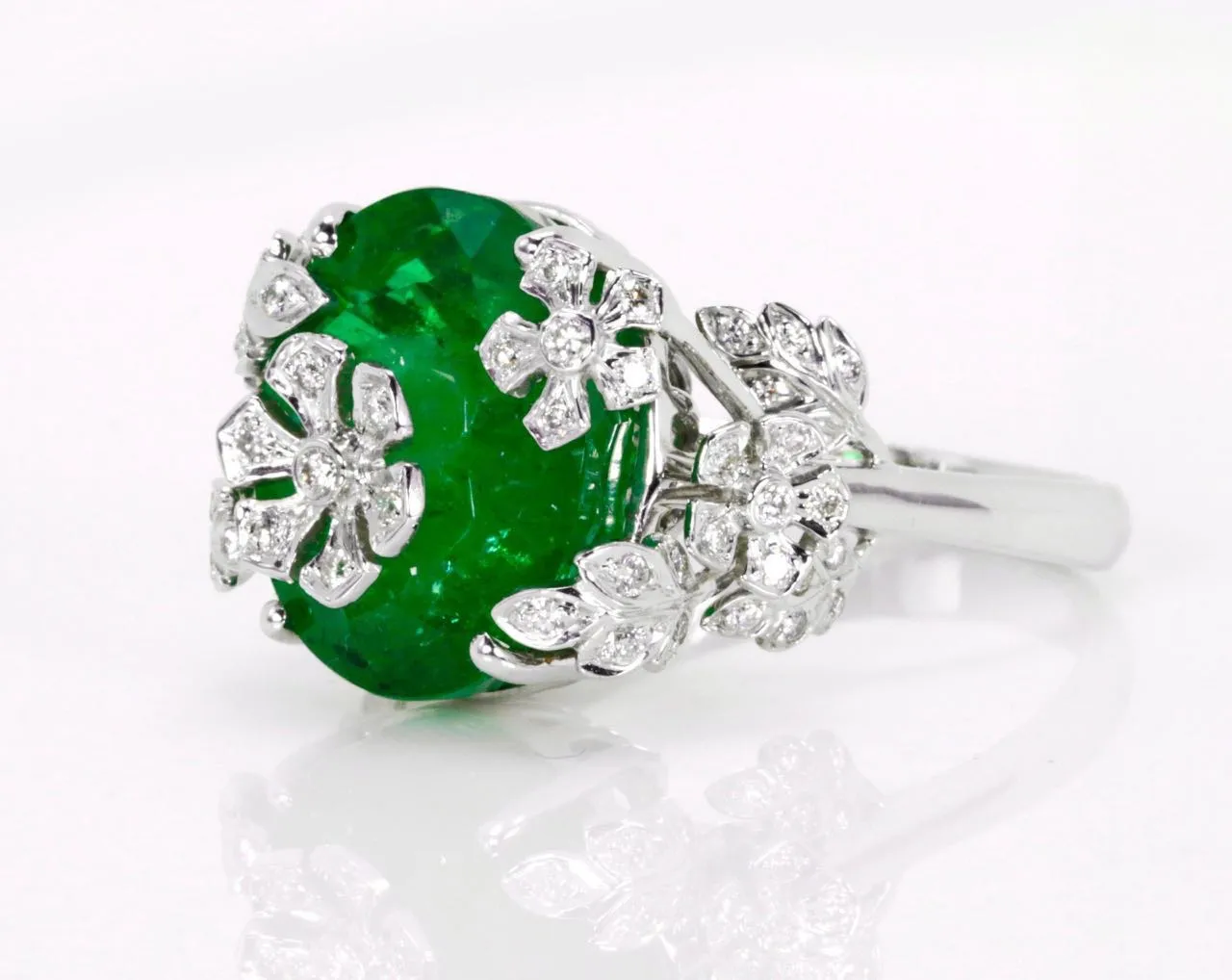 PHERES emerald ring inlaid with diamond-set flowers set in 18k white gold 