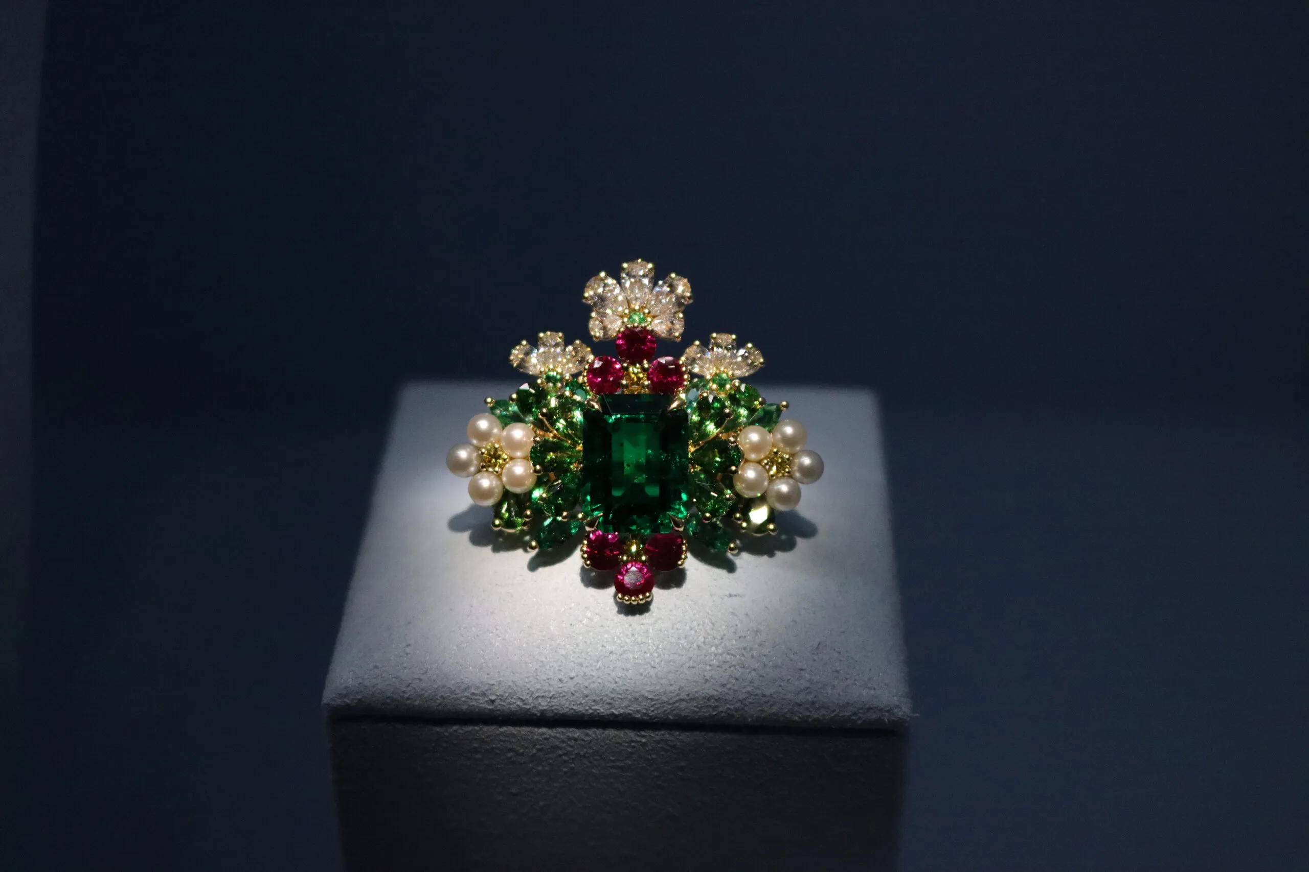 <p>The matching Franges de Fleurs emerald, diamond, pearl and ruby ring in the the Belle Dior High Jewellery collection by Dior Joaillerie</p>