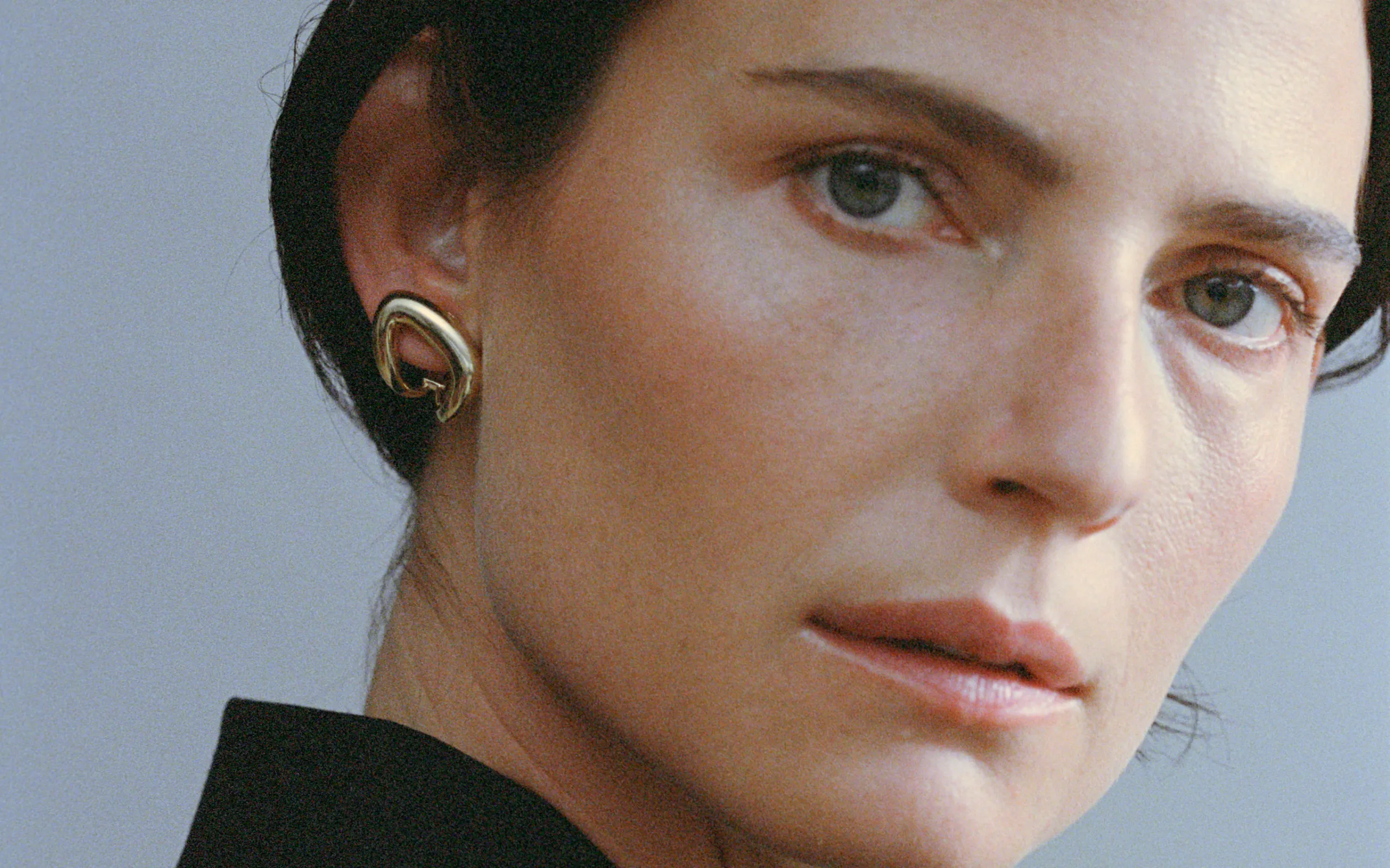 Isabel Gemology Maria Curved earrings in 14k yellow gold 