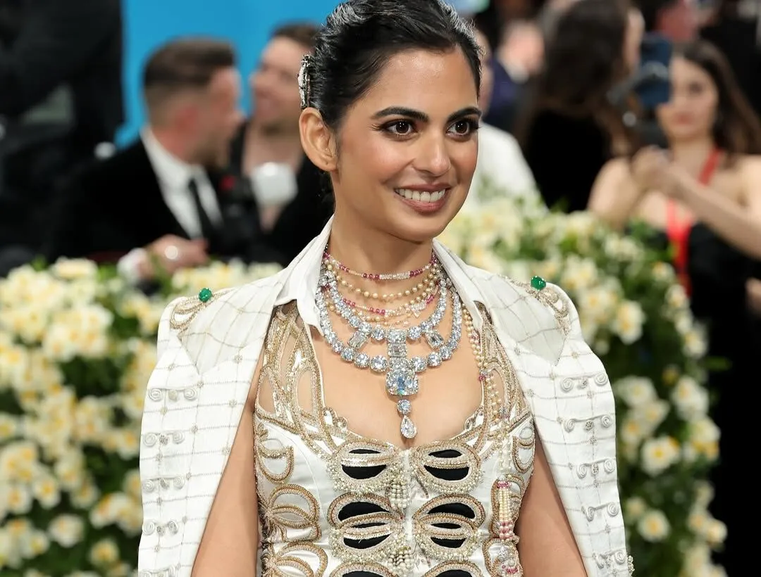 Indian businesswoman Isha Ambani didn't borrow her jewels. Instead, she wore wearing a 481-carat diamond cascade necklace from her personal collection