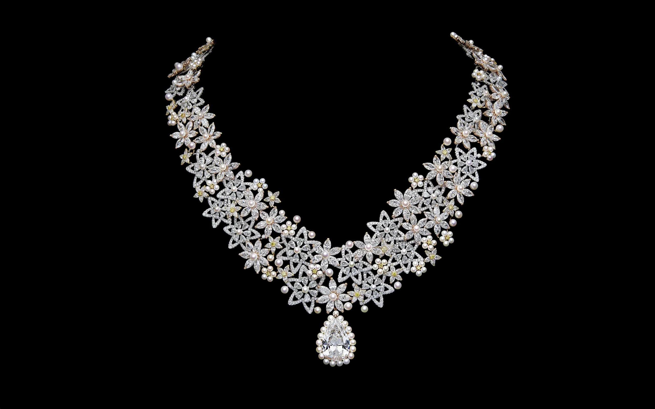 One of the highlights of the Dior Milly Dentelle High Jewellery collection – a necklace with a pear-shaped diamond drop, round brilliant-cut diamonds, further pear-shaped diamonds, yellow gemstones and micro-pearls in 18k gold   