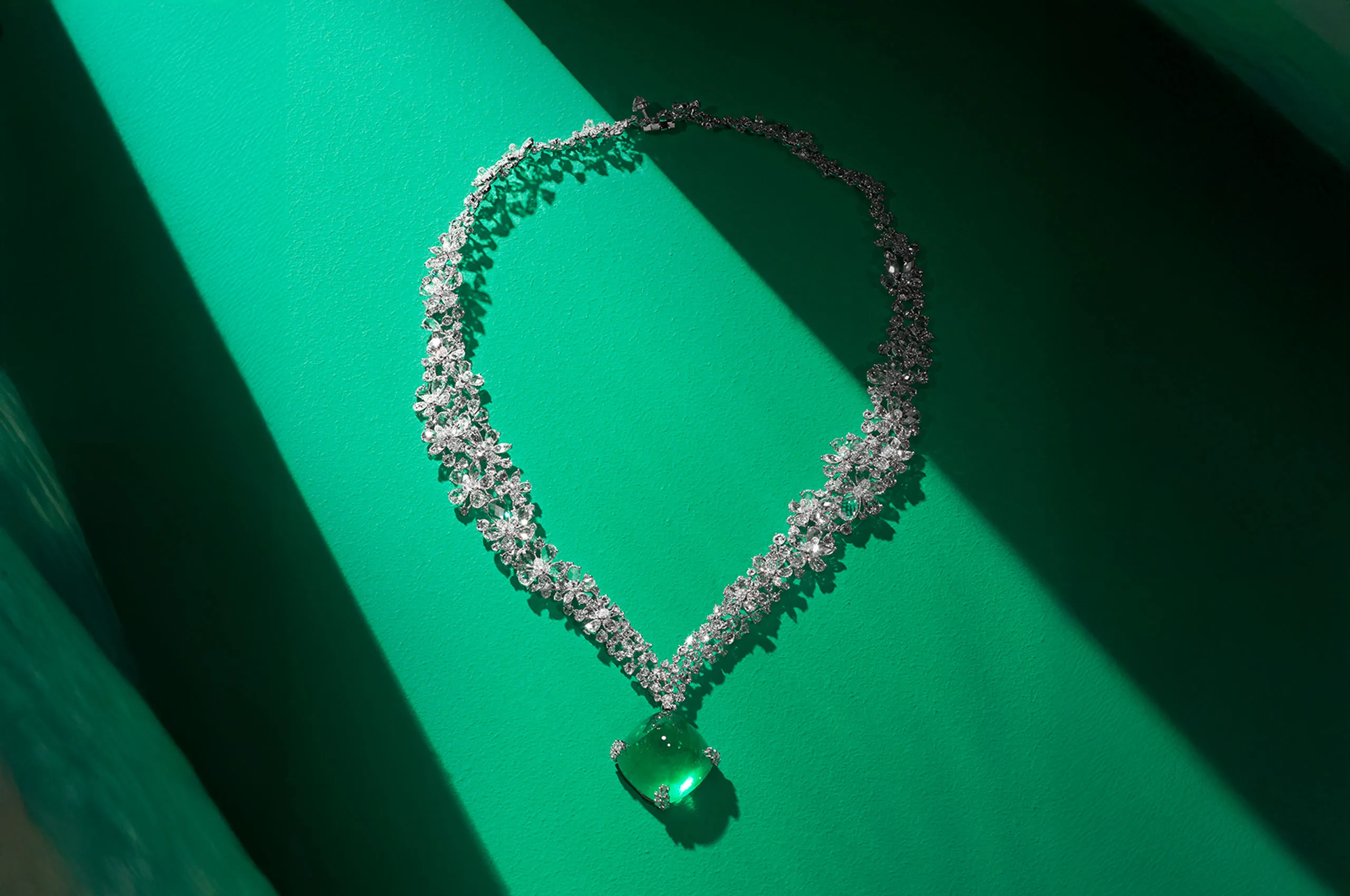 Jaipur Gems Floral Garden necklace with rose-cut diamonds, diamond briolettes and an exceptional Colombian emerald weighing 58 carats, certified by Gübelin Gem Lab  
