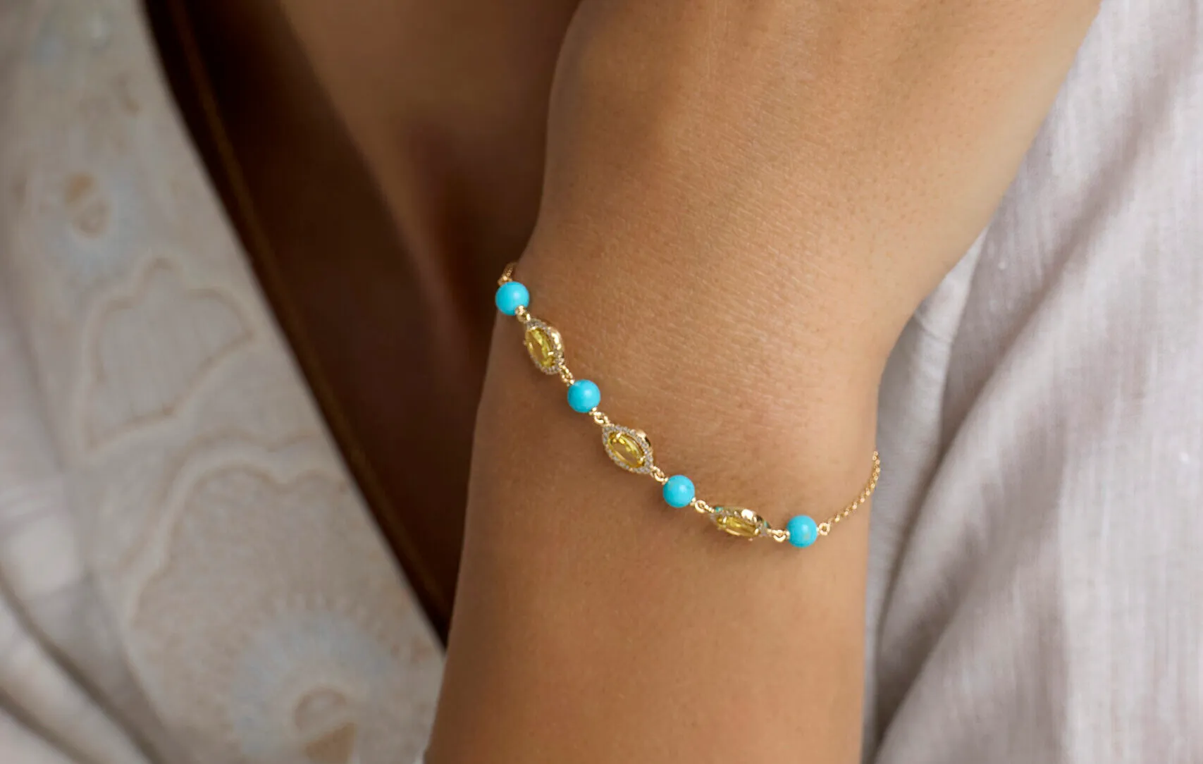Gyan Jaipur bracelet from the Jaipur collection with yellow sapphire, diamond and turquoise in 18k yellow gold 