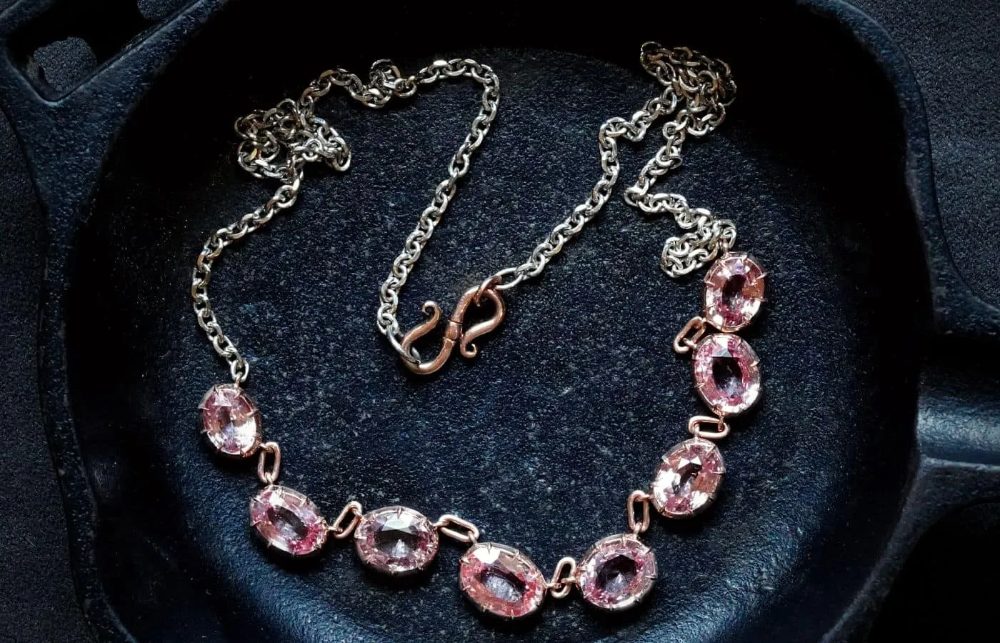  Jogani necklace with 10.40 carats of oval-shaped Padparadscha sapphires in 18k rose gold and platinum 
