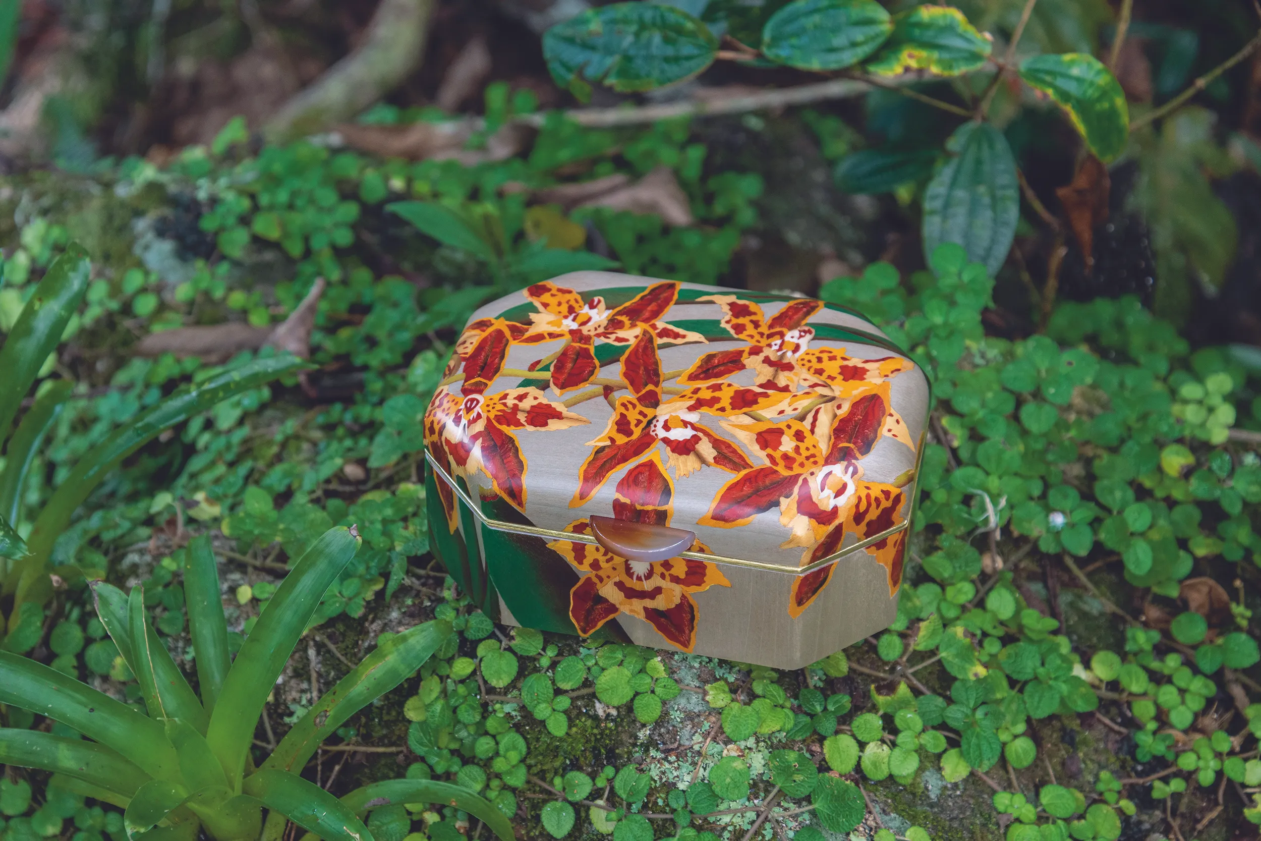 <p>Silvia Furmanovich Orchid jewellery box in wood marquetry, agate and brass</p>