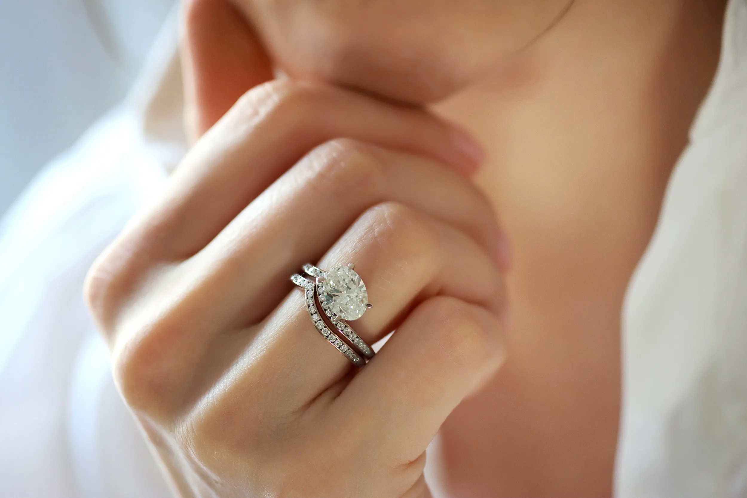 <p>Cherituelle Jeri Radiante ring with an oval-shaped laboratory-grown diamond and further laboratory-grown diamonds in 18k white gold</p>
<p>&nbsp;</p>
