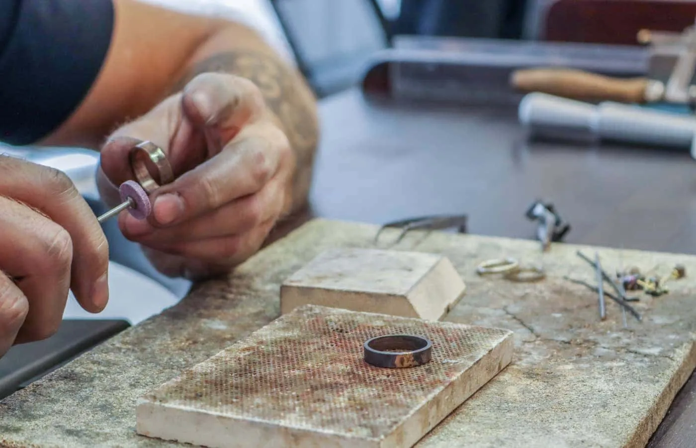 Polishing and finishing touches in the Korbička Šperky goldsmithing workshop