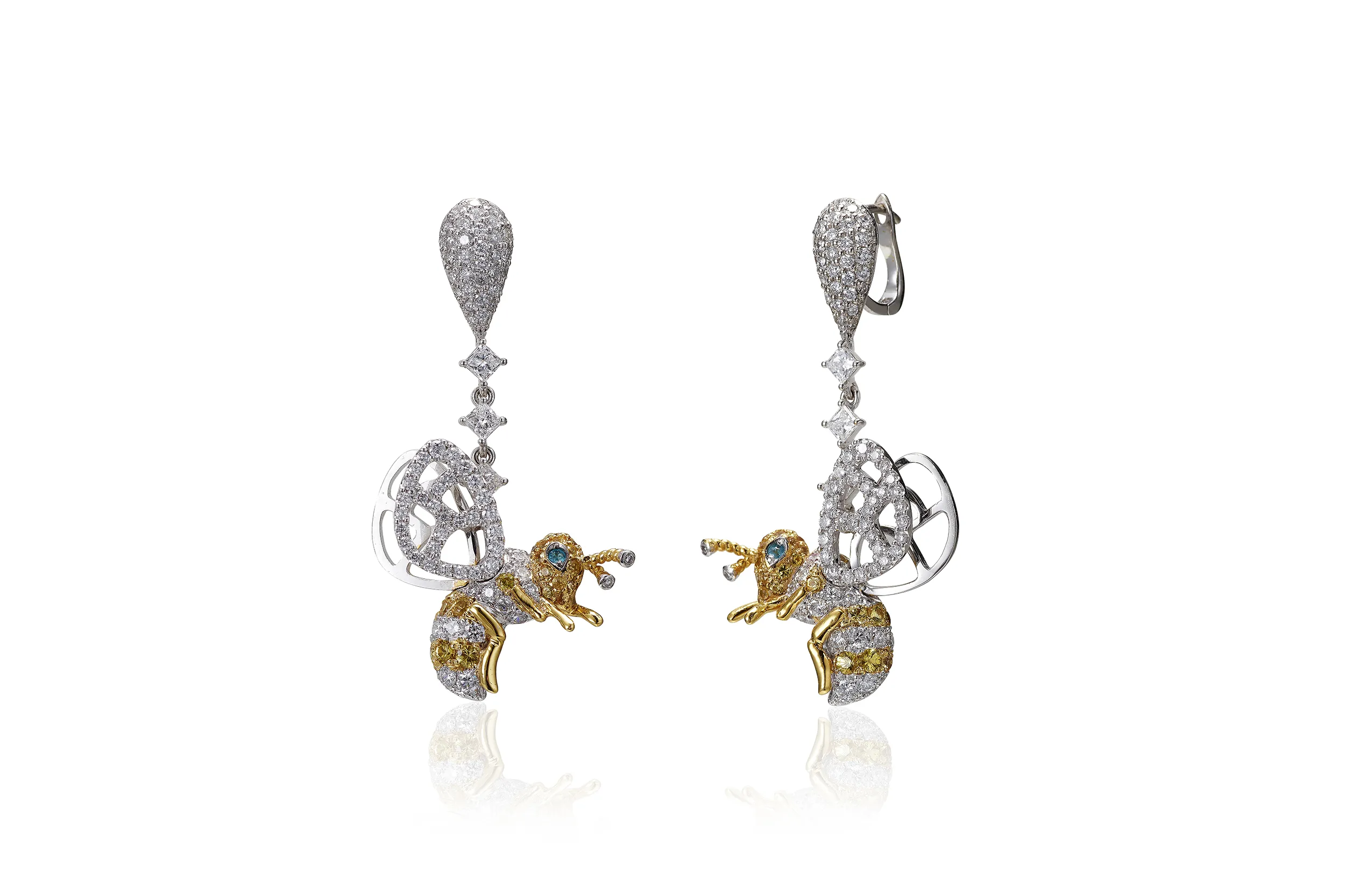 <p><span class="TextRun MacChromeBold BCX0 SCXP142772541" lang="EN-US" xml:lang="EN-US" data-scheme-color="@000000,," data-usefontface="true" data-contrast="none"><span class="NormalTextRun BCX0 SCXP142772541"><span class="TextRun BCX0 SCXP142772541" lang="EN-US" xml:lang="EN-US" data-scheme-color="@000000,," data-usefontface="true" data-contrast="none">The bee’s eyes are formed of rare </span>Brazilian Paraiba tourmalines</span></span></p>