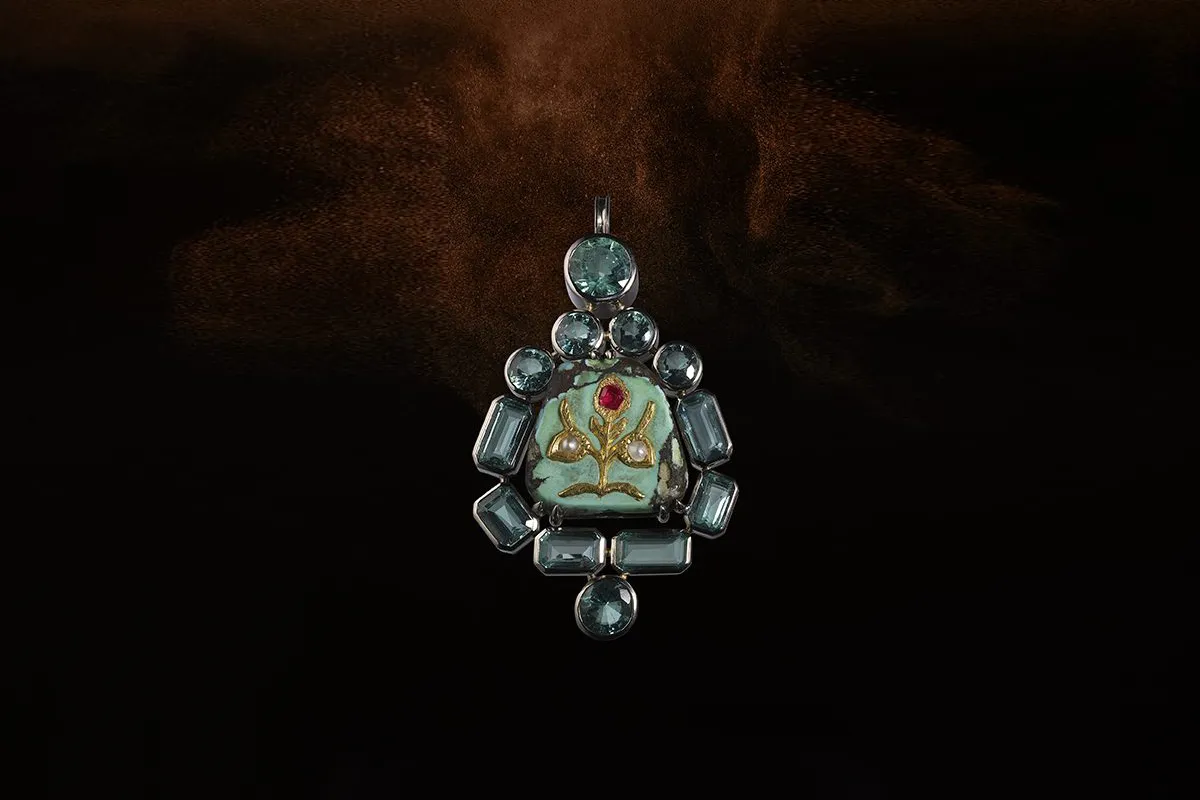 <p>Maison Auclert Moghul art pendant from 19th century in 18K palladiated white gold, turquoise, pearls, ruby and green beryls</p>
