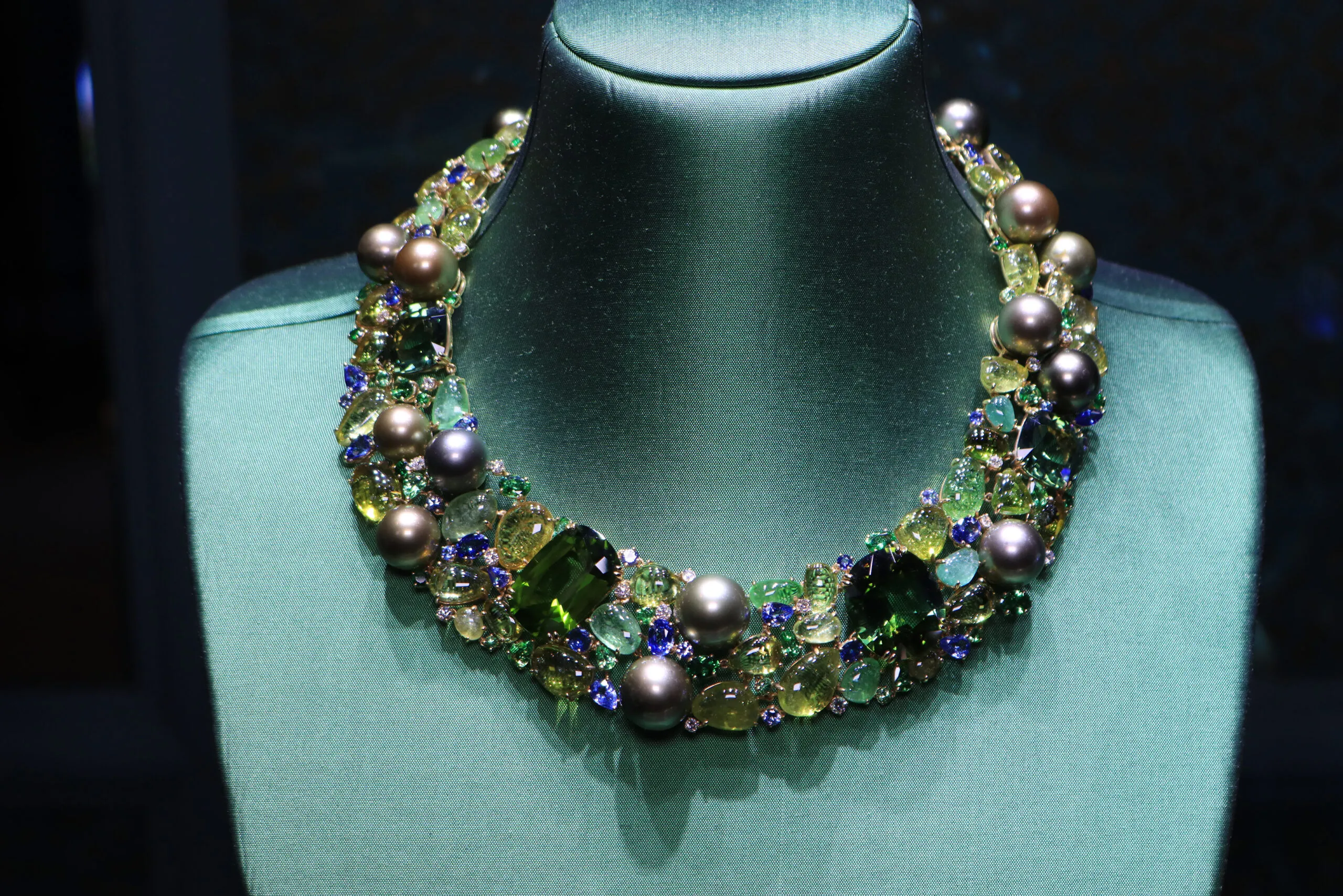 Margot McKinney Pistachio collier with 63.42 carats of green tourmaline, peridots, Paraiba tourmalines, pistachio pearls, diamonds, blue sapphires and tsavorites set in 18k yellow gold