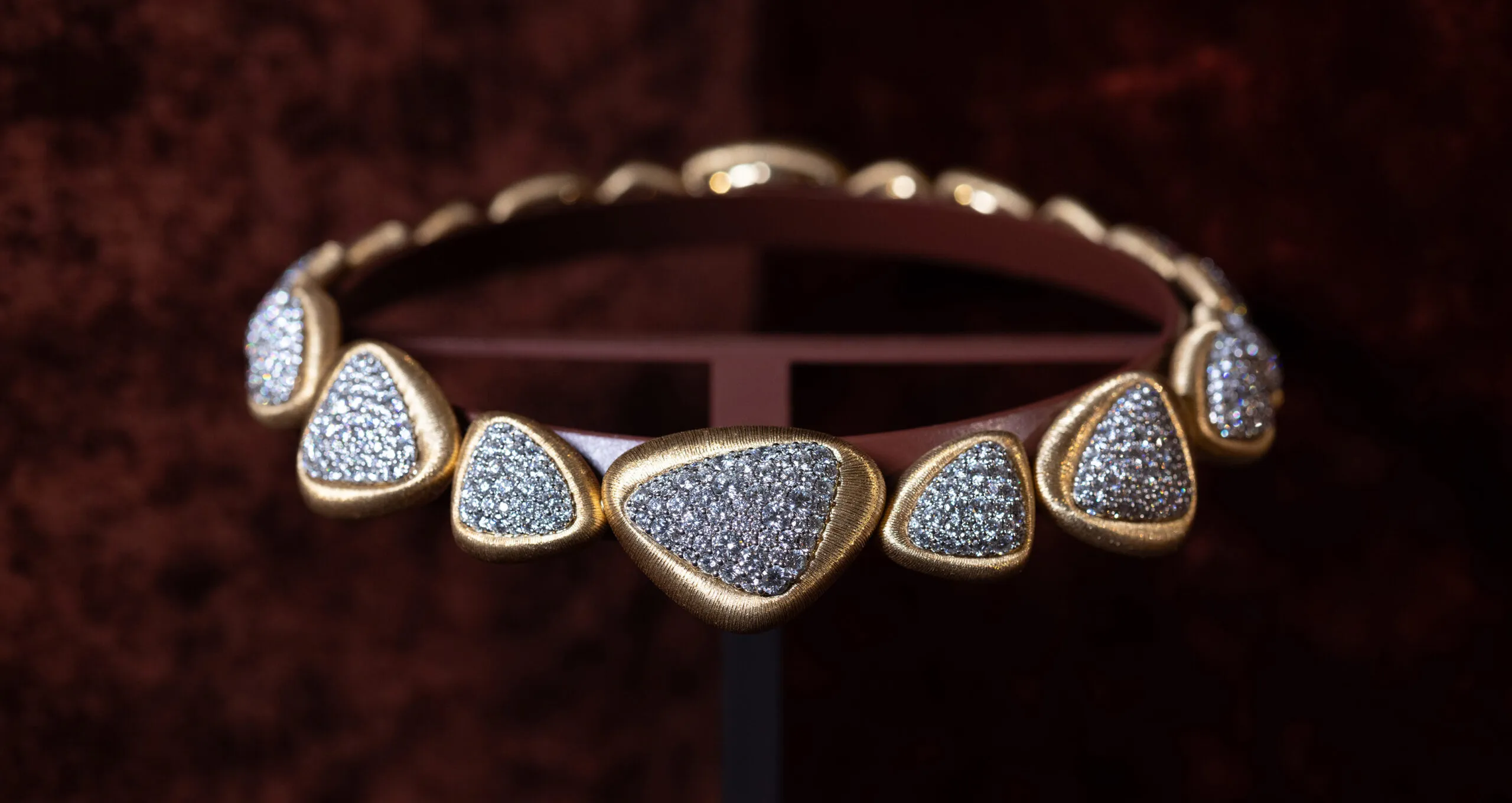 Messika Guépard necklace with white diamonds in 18k brushed yellow gold from the Terres d’Instinct High Jewellery collection
