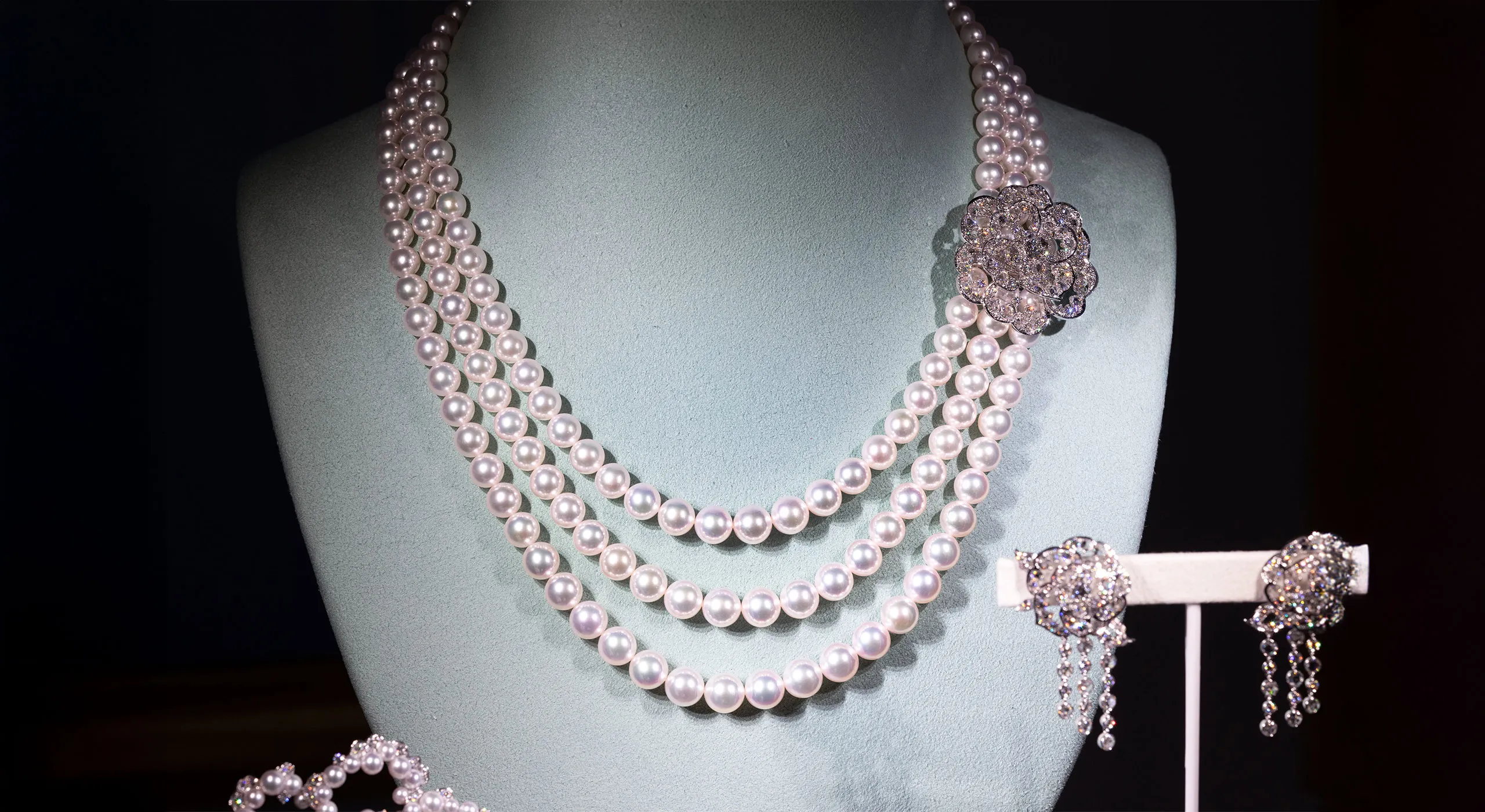 Mikimoto Blooming Delight necklace with Akoya cultured pearls and 6.24 carats of diamonds alongside the matching earrings with Akoya cultured pearls and diamonds, both in 18k white gold 