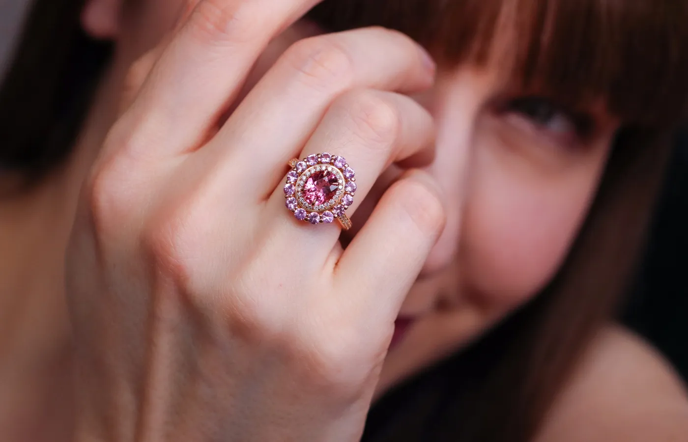  Katerina Perez wears a Morebelli ring with a 1.35 carat pink tourmaline from Ibity, Madagascar, surrounded by 14 pink sapphires of 1.10 carats from Ilakaka, Madagascar, alongside 40 white diamonds of 0.30 carats 