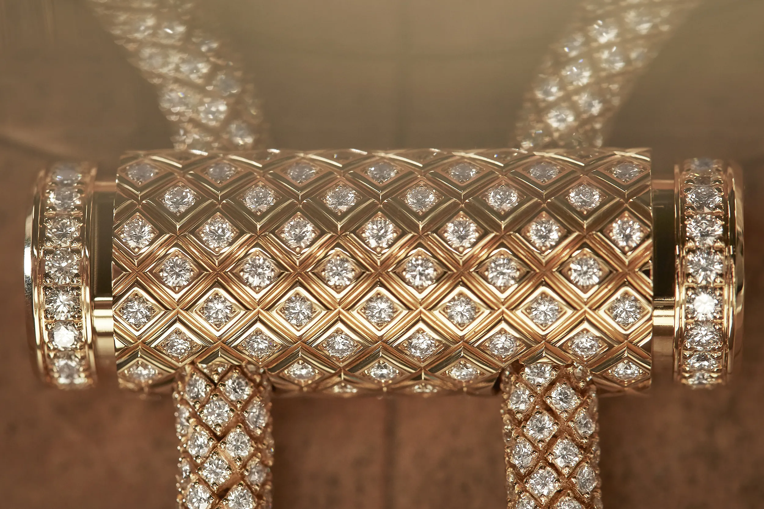 A closer look at the working mechanism in the Nouvel Héritage Latch XL High Jewellery necklace, drawing inspiration from streetwear, crafted in 3D printed 18k yellow gold and more than 2,752 diamonds weighing 29.43 carats