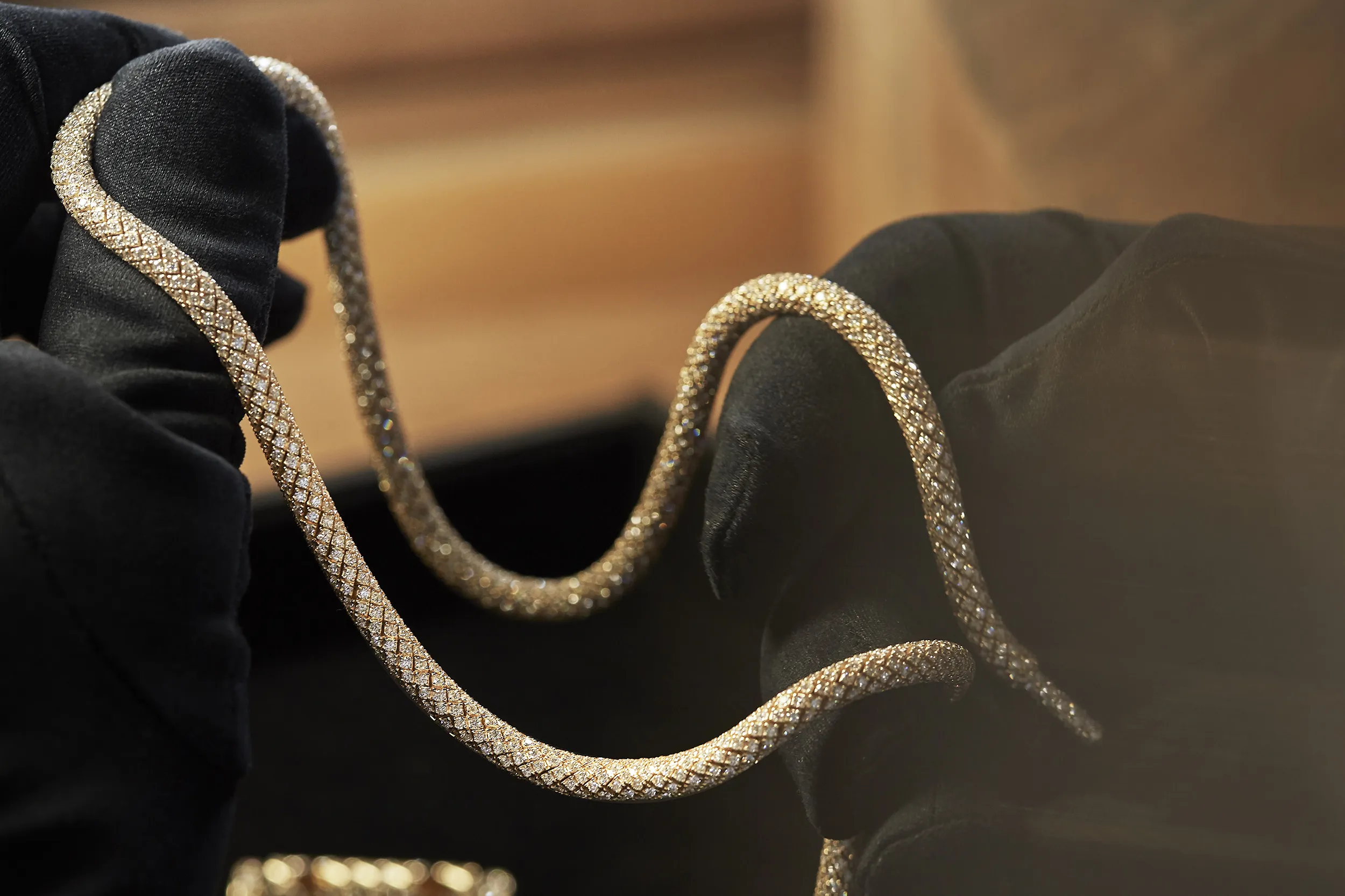 The incredible flexibility of the Nouvel Héritage Latch XL High Jewellery necklace was achieved using innovative precious metal additive manufacturing, requiring more than 18-months of fine tuning by a team of skilled engineers