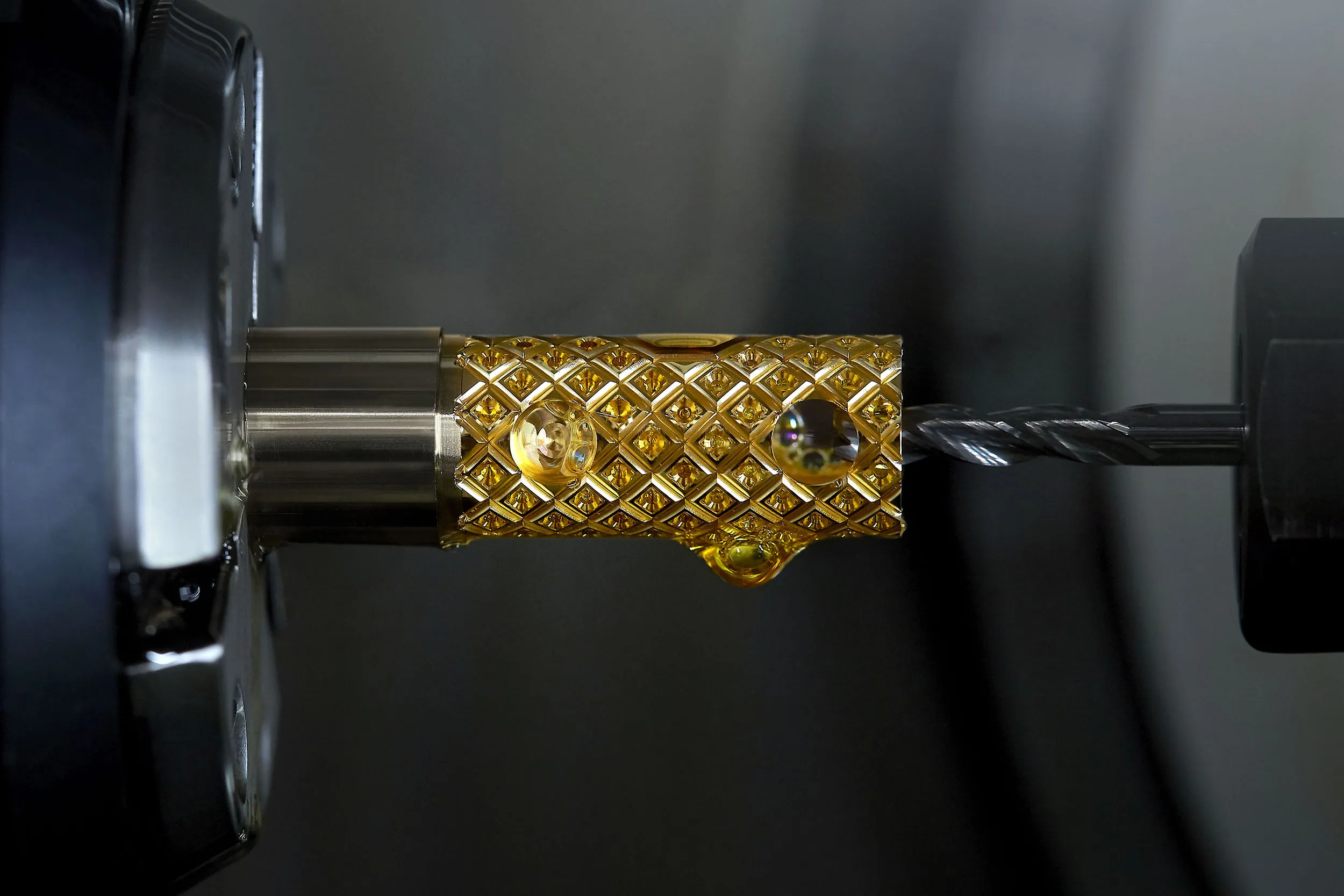 The process of crafting the Nouvel Héritage Latch XL High Jewellery necklace required a combination of traditional jewellery-making skills and contemporary technology, including 3D printing in 18k gold 