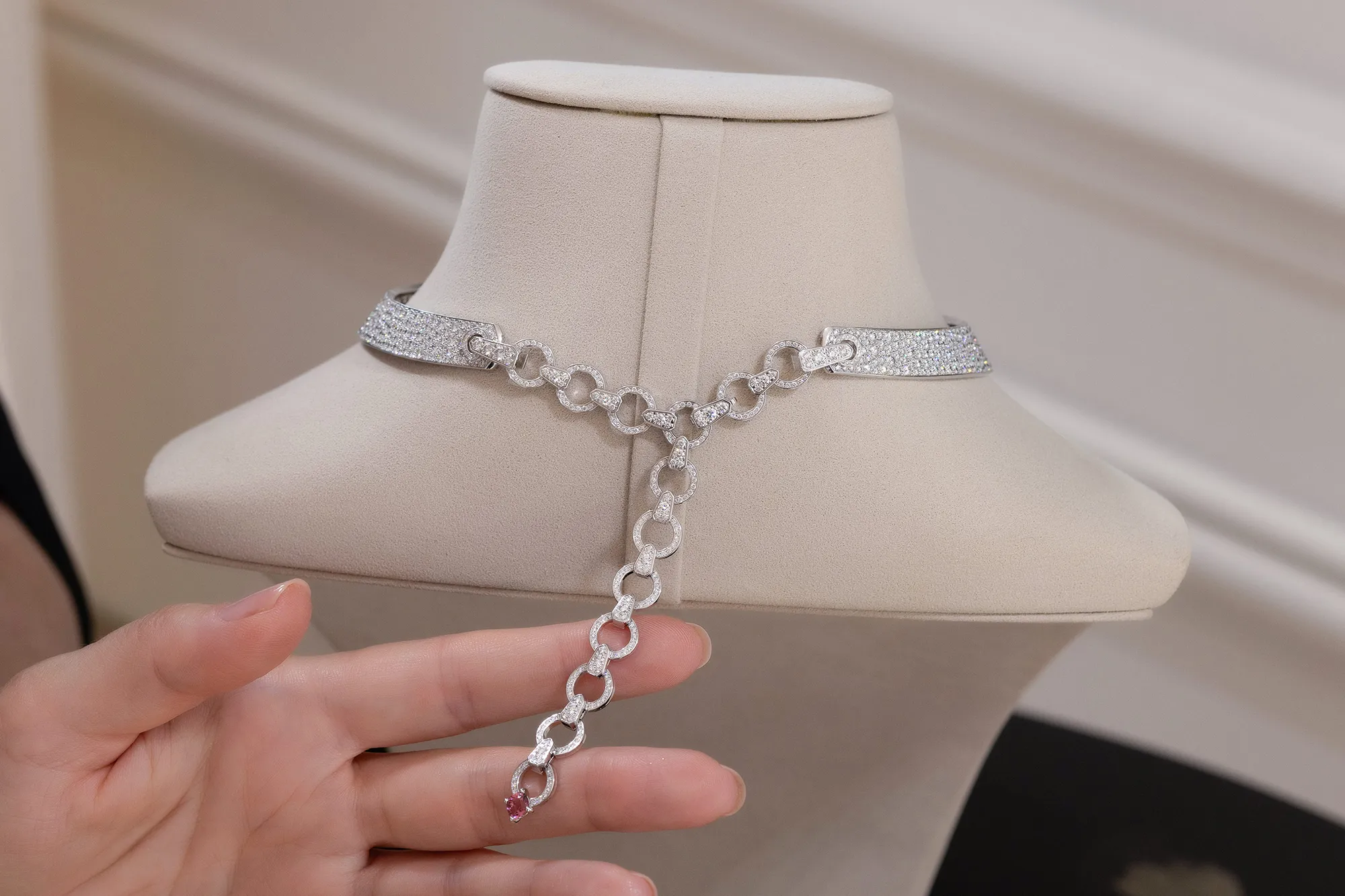 Chain details on the reverse of the Nouvel Héritage Mood High Jewellery necklace with cushion-cut pink tourmalines and diamonds in 18k white gold 