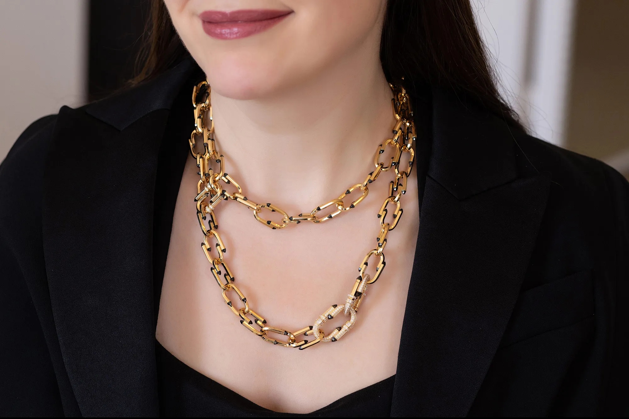 A closer look at the curb chain-inspired Nouvel Héritage Try Me High Jewellery necklace, crafted with diamonds and black ceramic in 18k yellow gold 