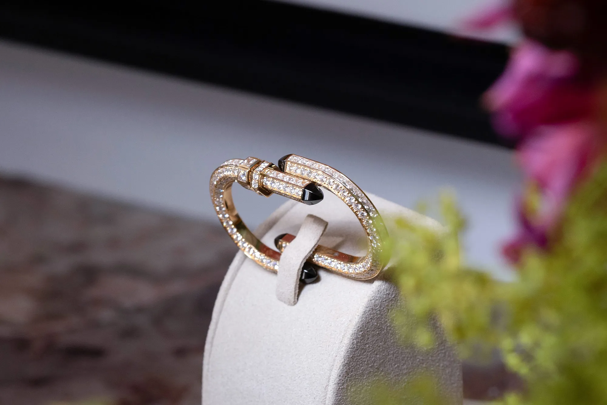 Nouvel Héritage Try Me High Jewellery double finger ring with U-shaped links of 18k yellow gold set with diamonds and decorated with black ceramic 