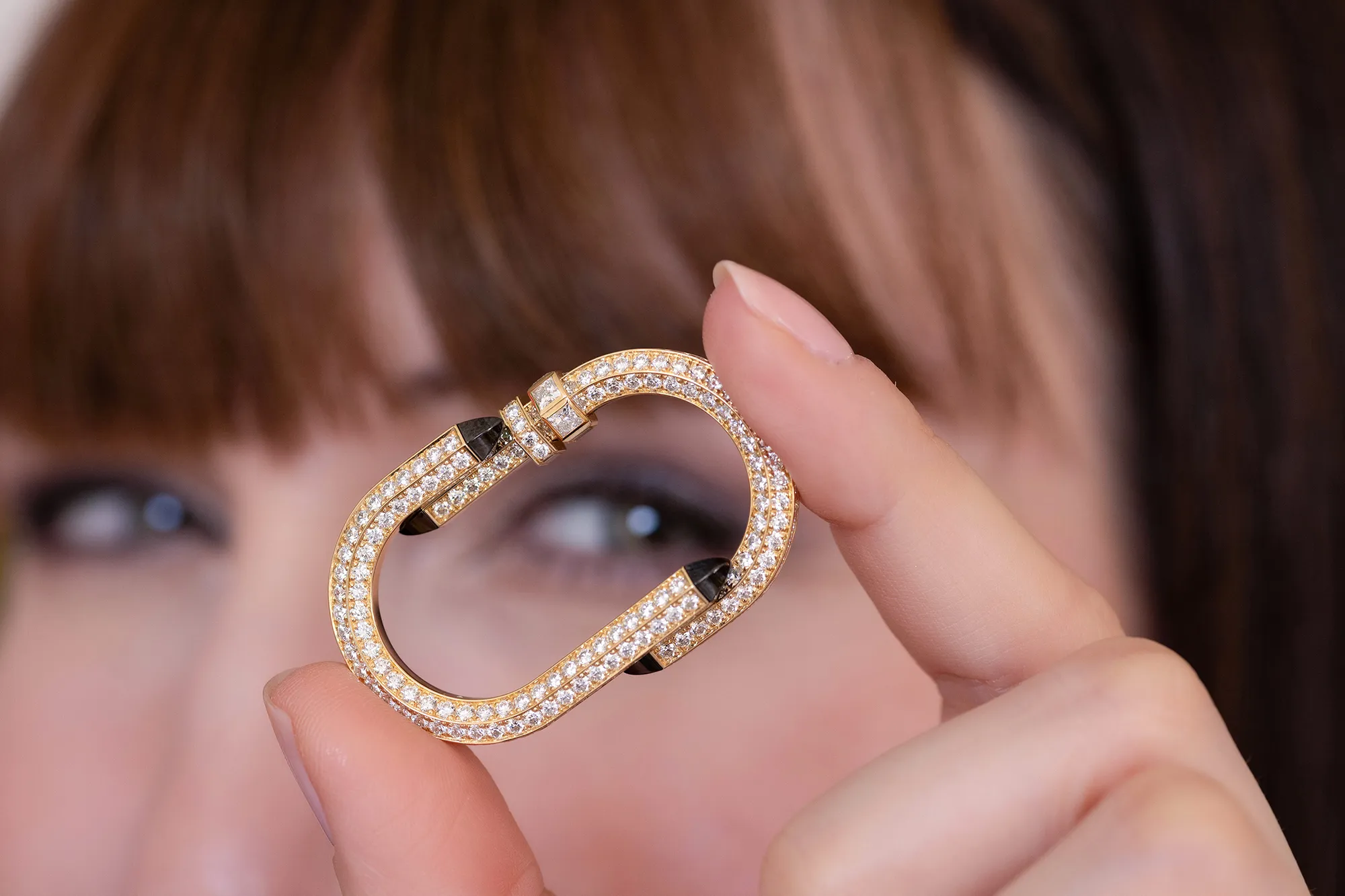 Nouvel Héritage Try Me High Jewellery double finger ring with diamonds and black ceramic accents in 18k yellow gold 