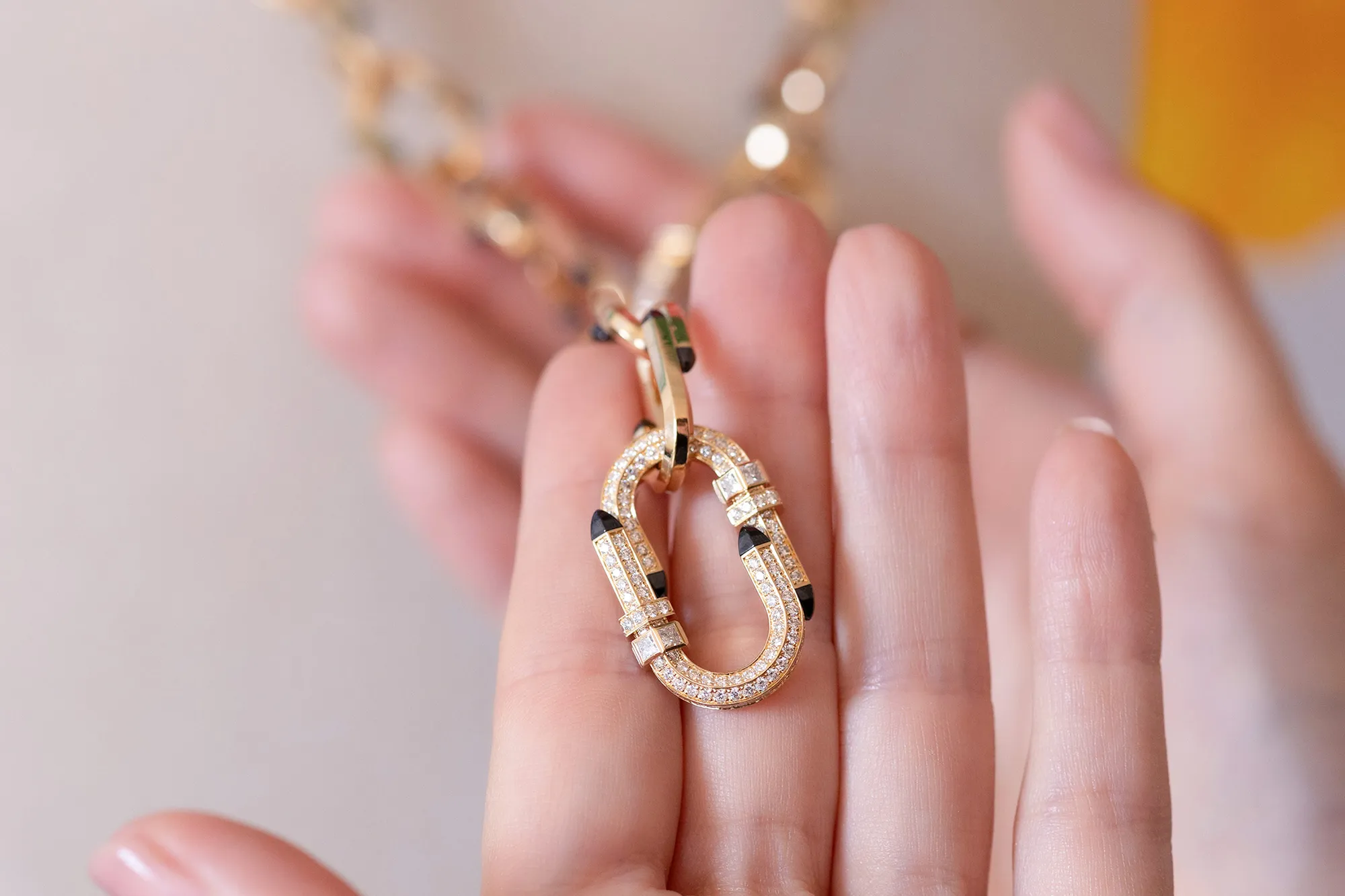 A closer look at the U-shaped links in the Nouvel Héritage Try Me High Jewellery necklace, set with diamonds and decorated with black ceramic in 18k yellow gold  