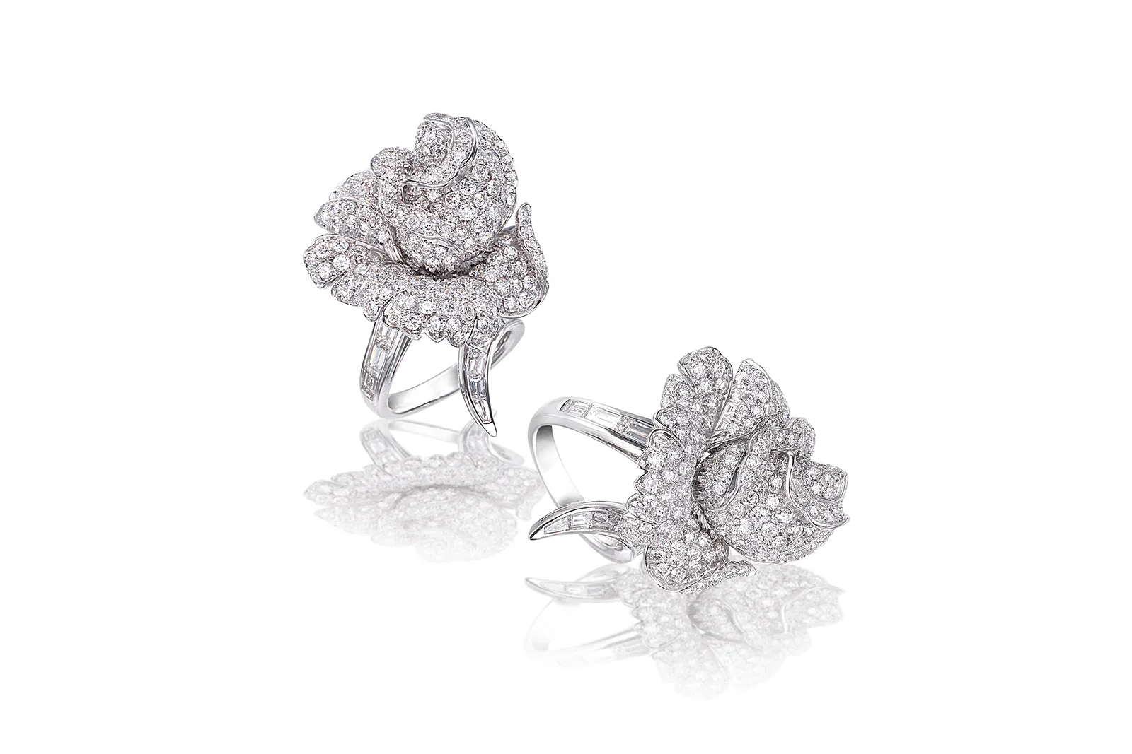 A pair of Picchiotti Fine Jewellery Rose rings with baguette- and round brilliant-cut diamonds in 18k white gold 