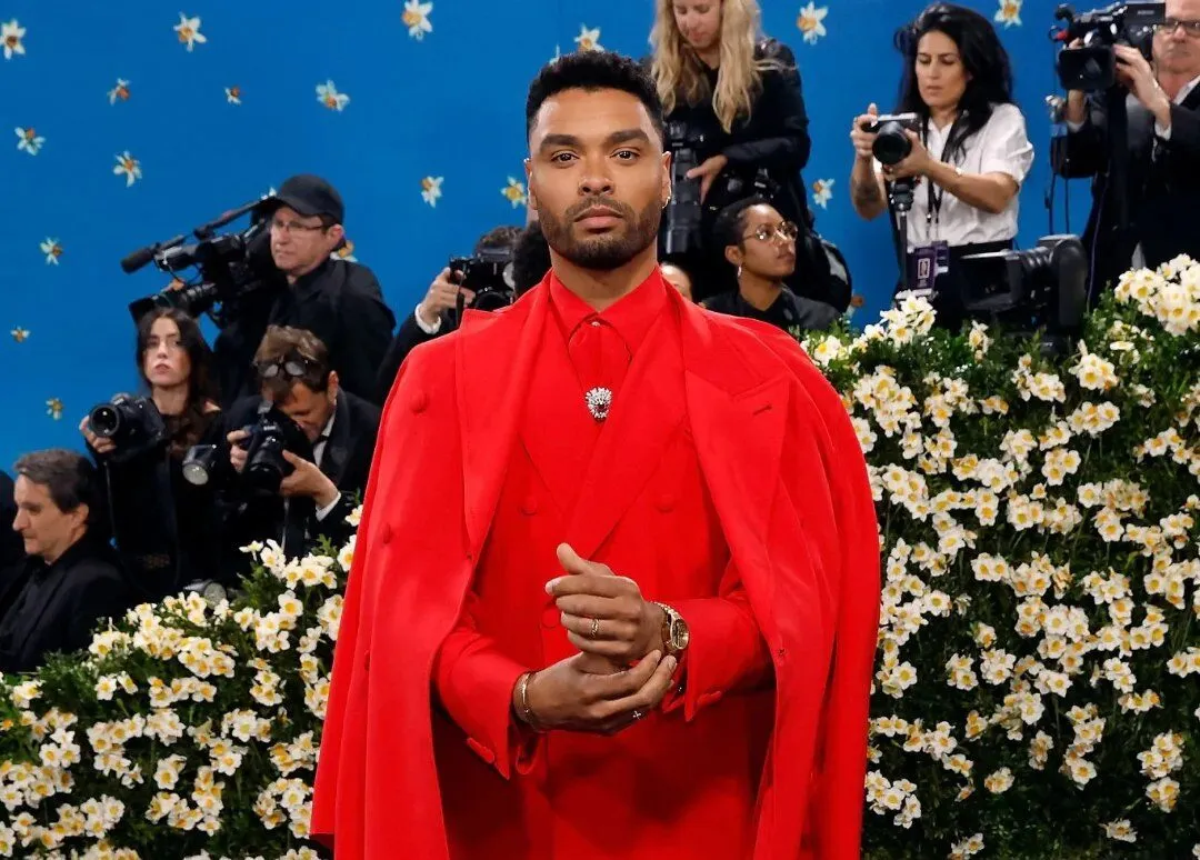Regé-Jean Page's look was an ode to Marvin Gaye, accessorised with a Jean Schlumberger by Tiffany & Co. Fleurage rubellite brooch and vintage TAG Heuer Carrera timepiece