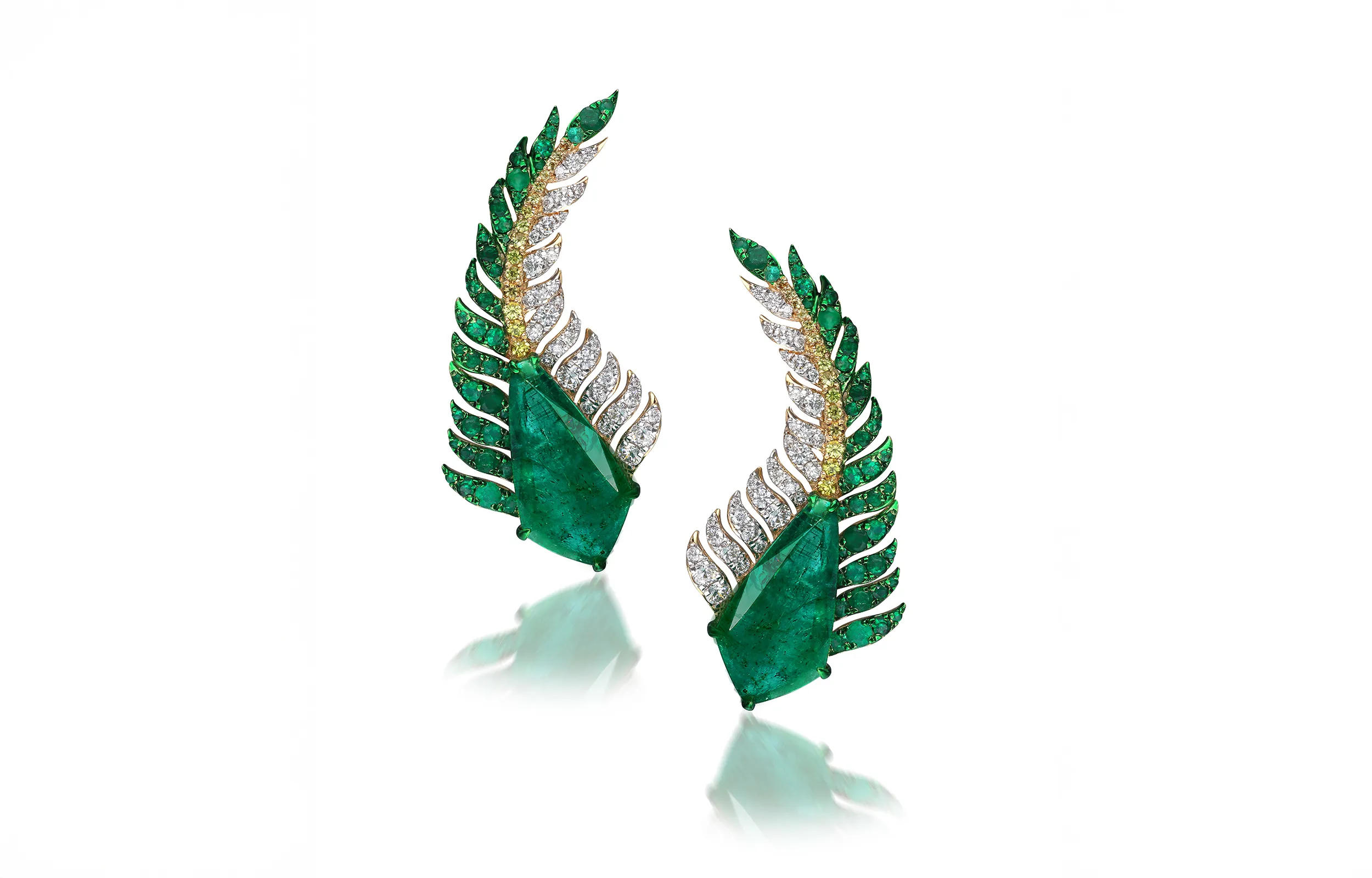 <p>Kite-shaped emerald and diamond earrings by Renu Oberoi</p>