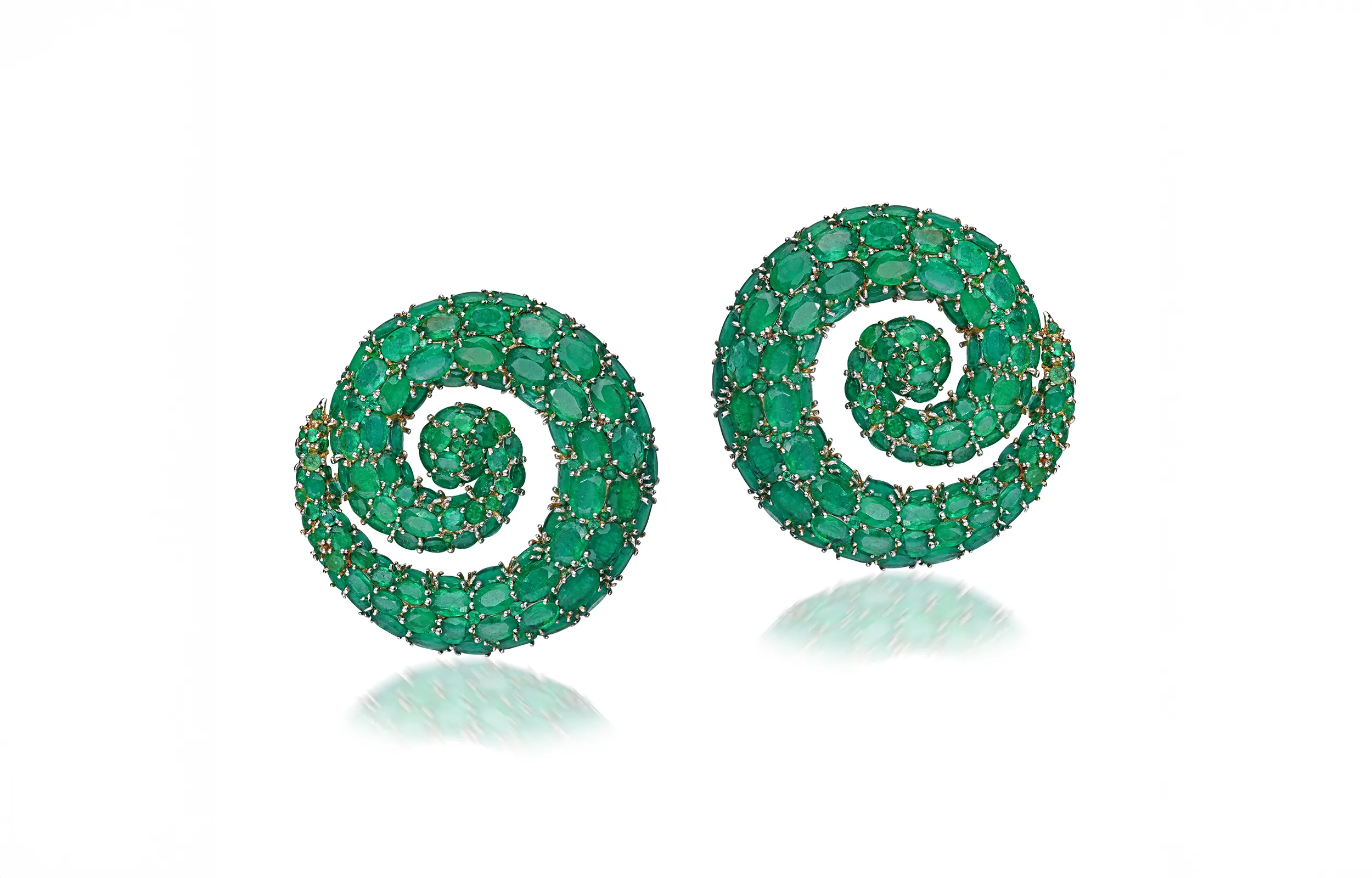 <p>Oval-shaped emerald earrings by Renu Oberoi</p>