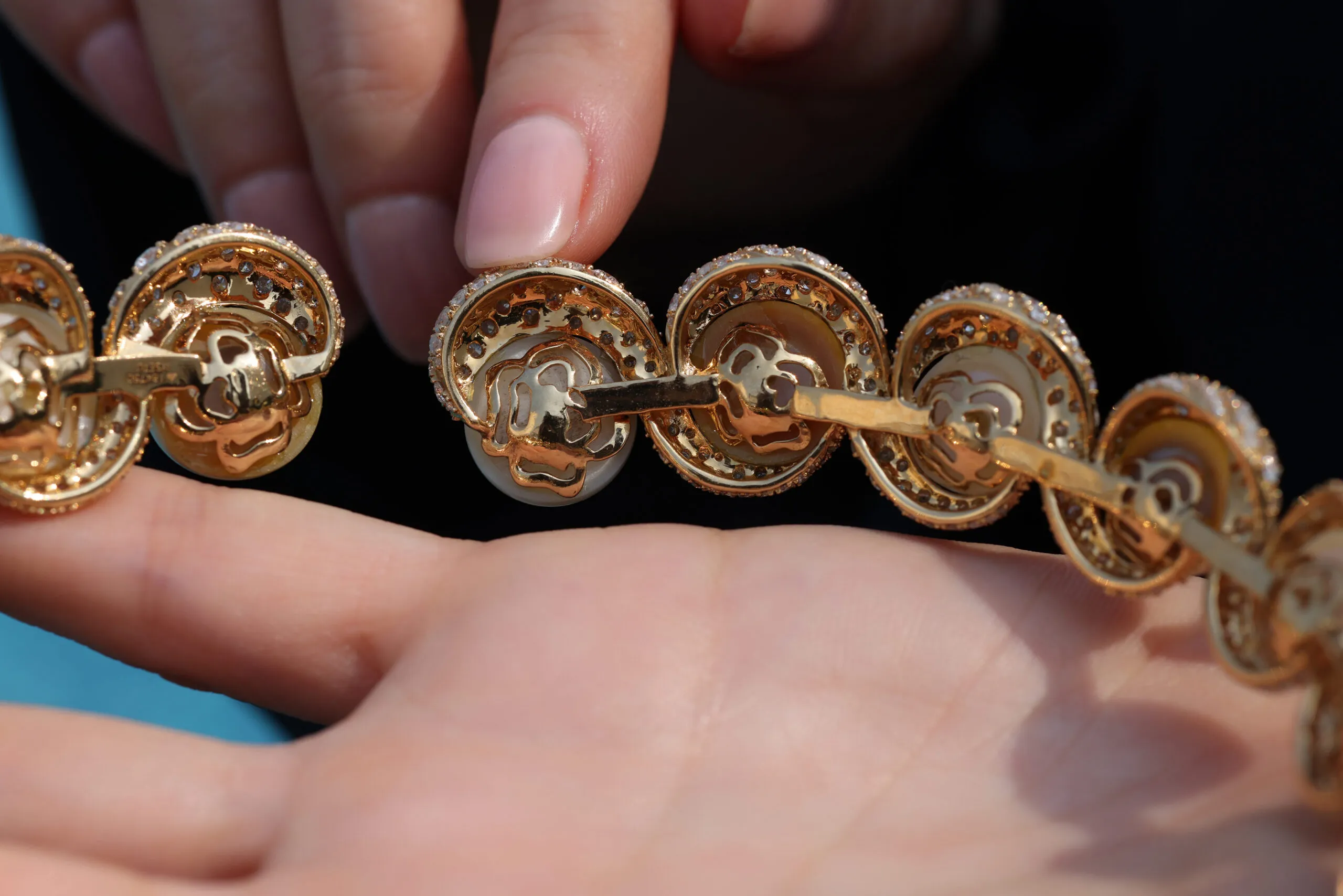 <p>The reverse side of the Luminous Twin collar necklace by Renu Oberoi set with diamonds and both golden and white pearls</p>
