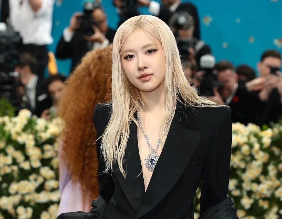 The singer Rosé also wore a sapphire and diamond high jewellery necklace from Tiffany & Co's 2024 Blue Book Collection