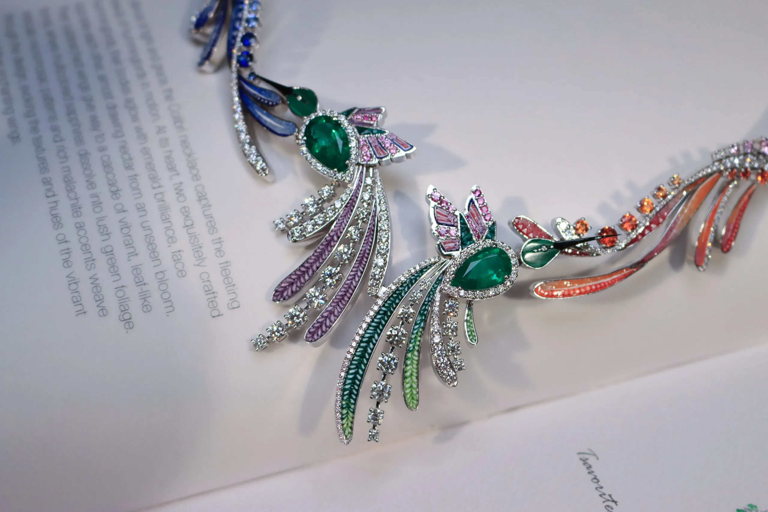 A closer look at the details of the SICIS Colibrì necklace with pear-shaped emeralds, malachite, multi-coloured sapphires, diamonds and micromosaics in white gold 