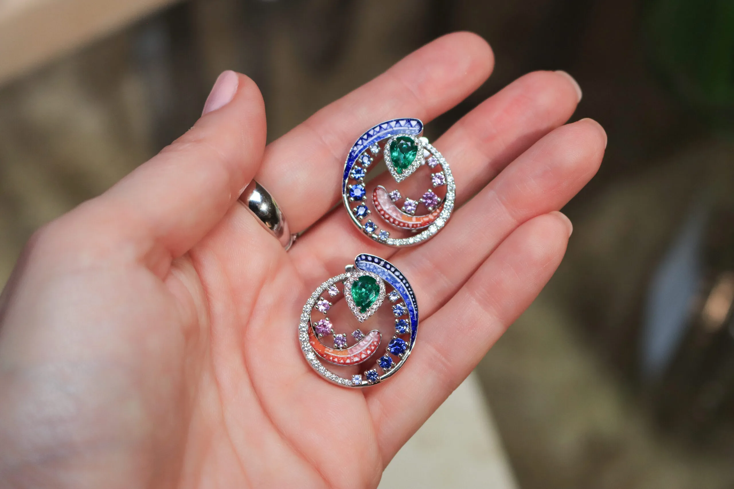 SICIS Colibrì earrings with pear-shaped emeralds, diamonds, pink and blue sapphires and colourful micromosaics in white gold 
