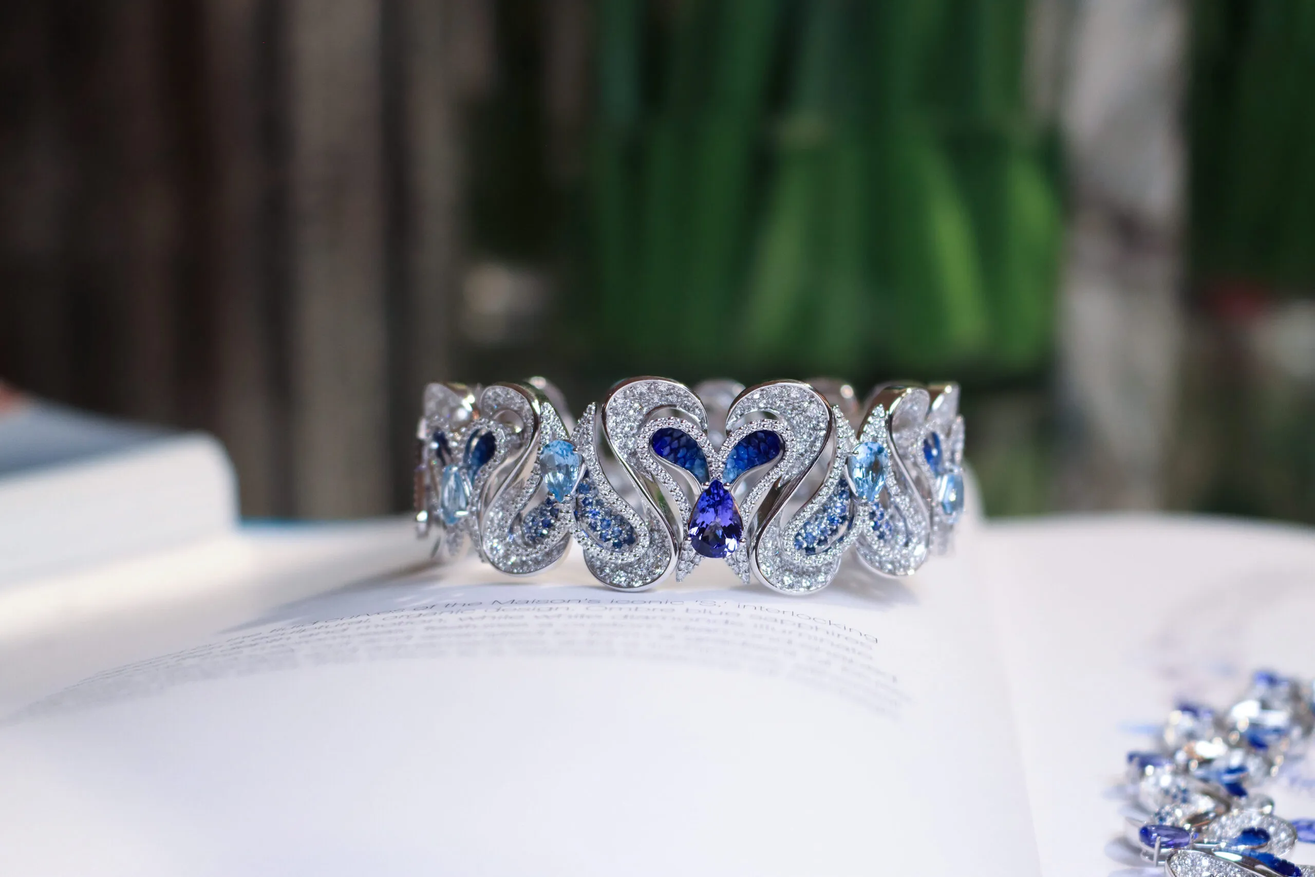 SICIS Icon bracelet with alternating pear-shaped tanzanites and aquamarines, blue sapphires, diamonds and blue micromosaics in white gold 