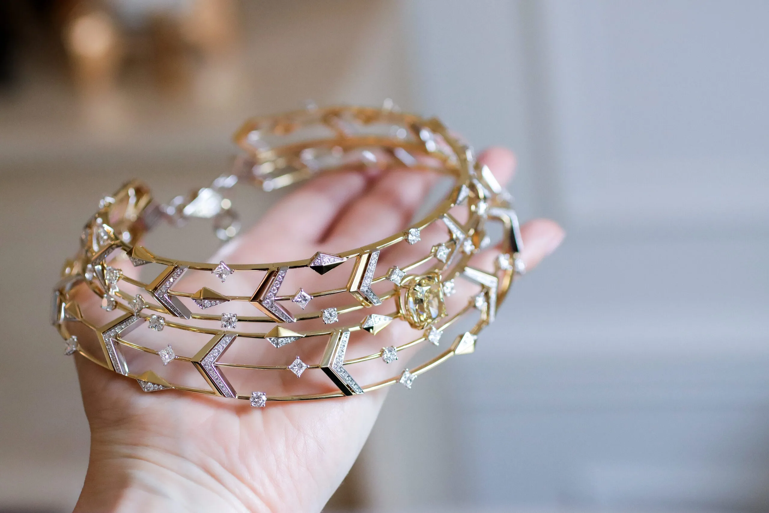 A closer look at the details of the Sahag Arslanian High Jewellery choker from the Celestial Radiance collection with a 10.26-carat cushion-cut fancy deep brownish yellow VS2 diamond, 5.04 carats of princess-cut white diamonds, 5.49 carats of round white diamonds, and 4.83 carats of round white melee, set in 18k white and yellow gold
