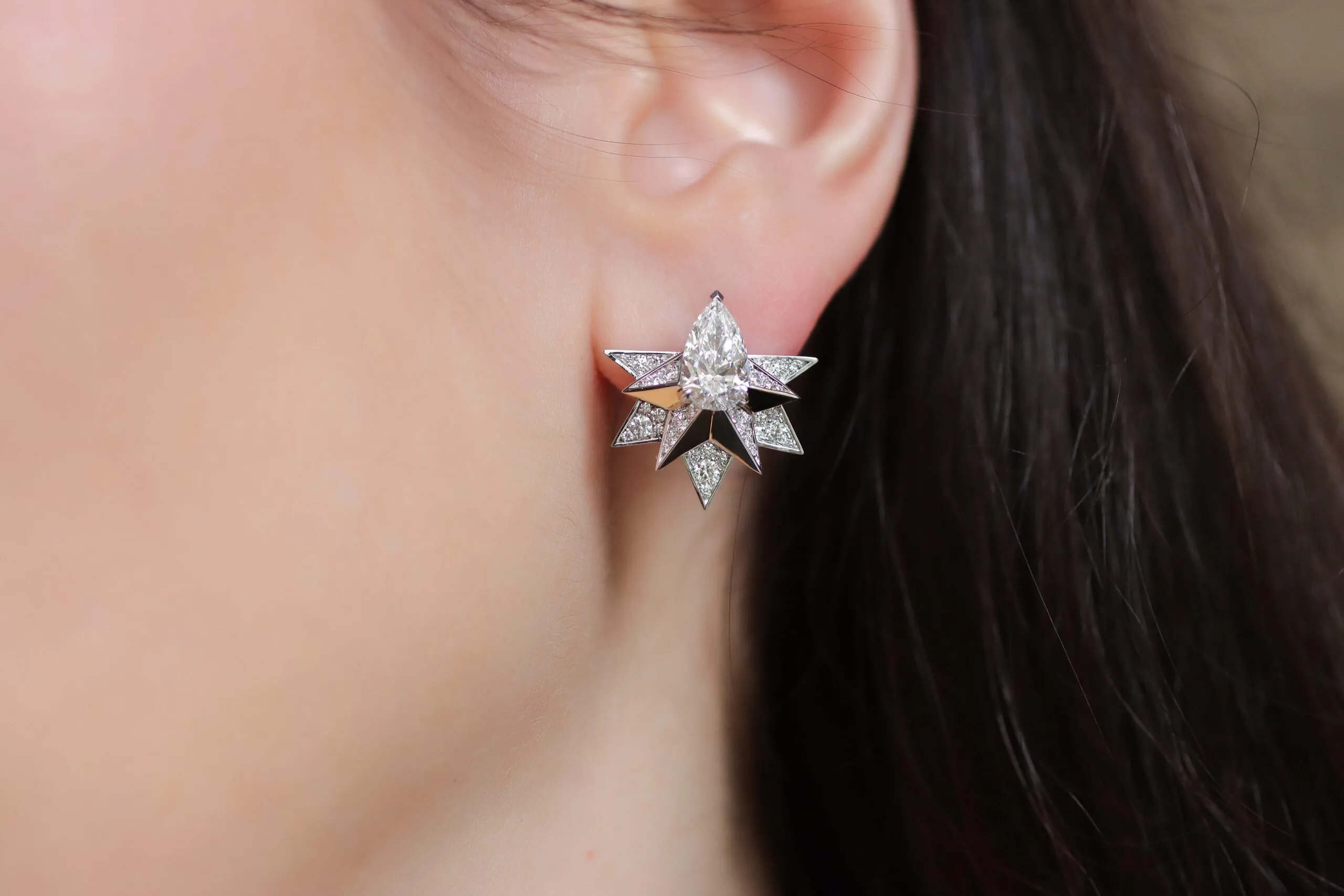 Sahag Arslanian Sun Rays earrings with two pear-shaped E-colour VS1 white diamonds of 1.21 carats and 1.32 carats, surrounded by 0.61 carats of round diamonds set in 18k gold 