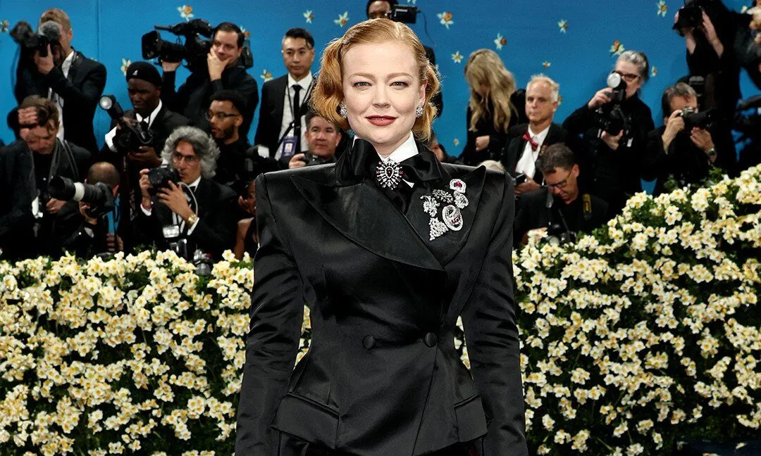 Sarah Snook also piled brooches on her XL lapel from Rahaminov Diamonds and Saidian Vintage Jewels