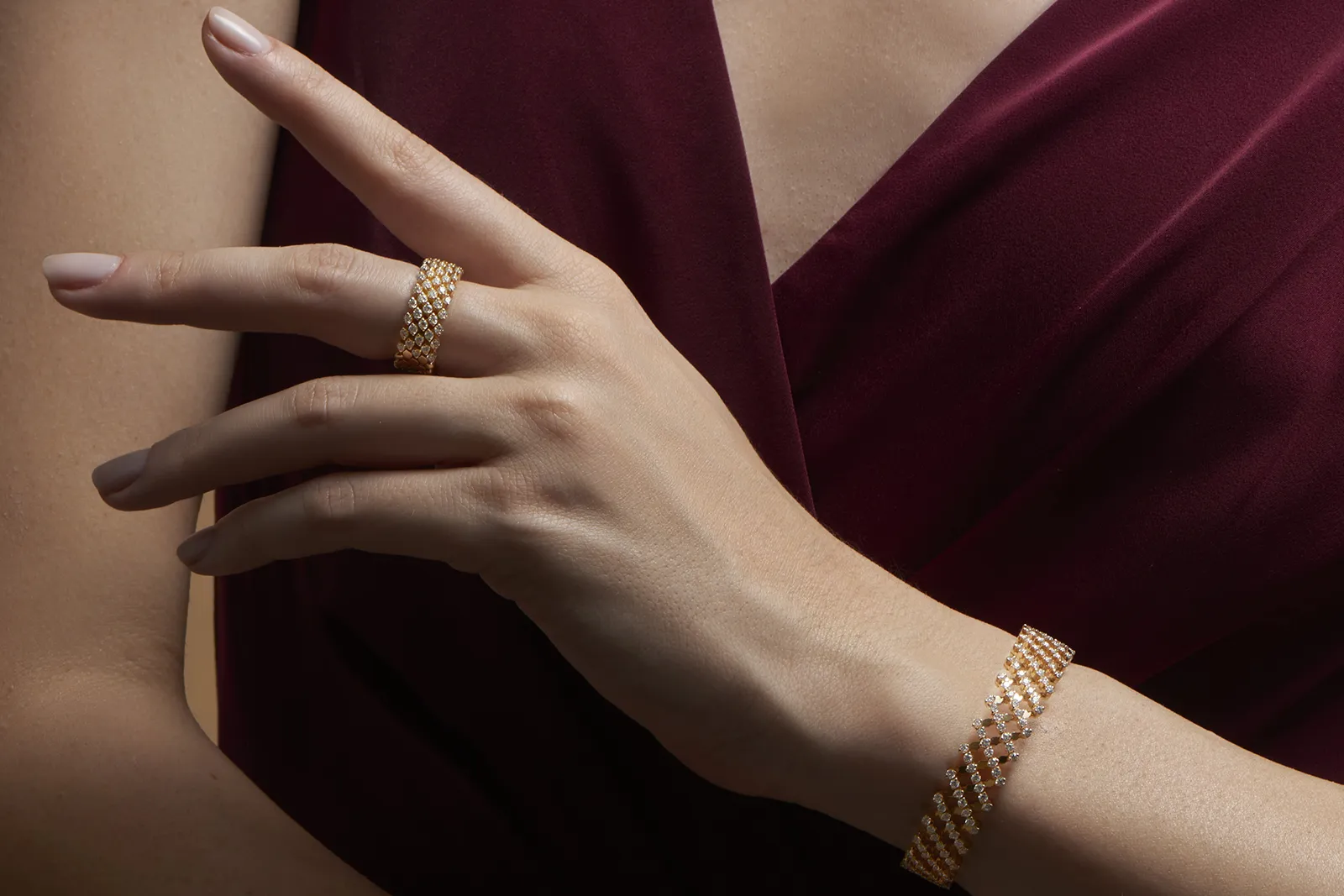 Pieces in the Serafino Consoli Serafino collection can be worn as rings or bracelets thanks to thousands of welding points and hundreds of components