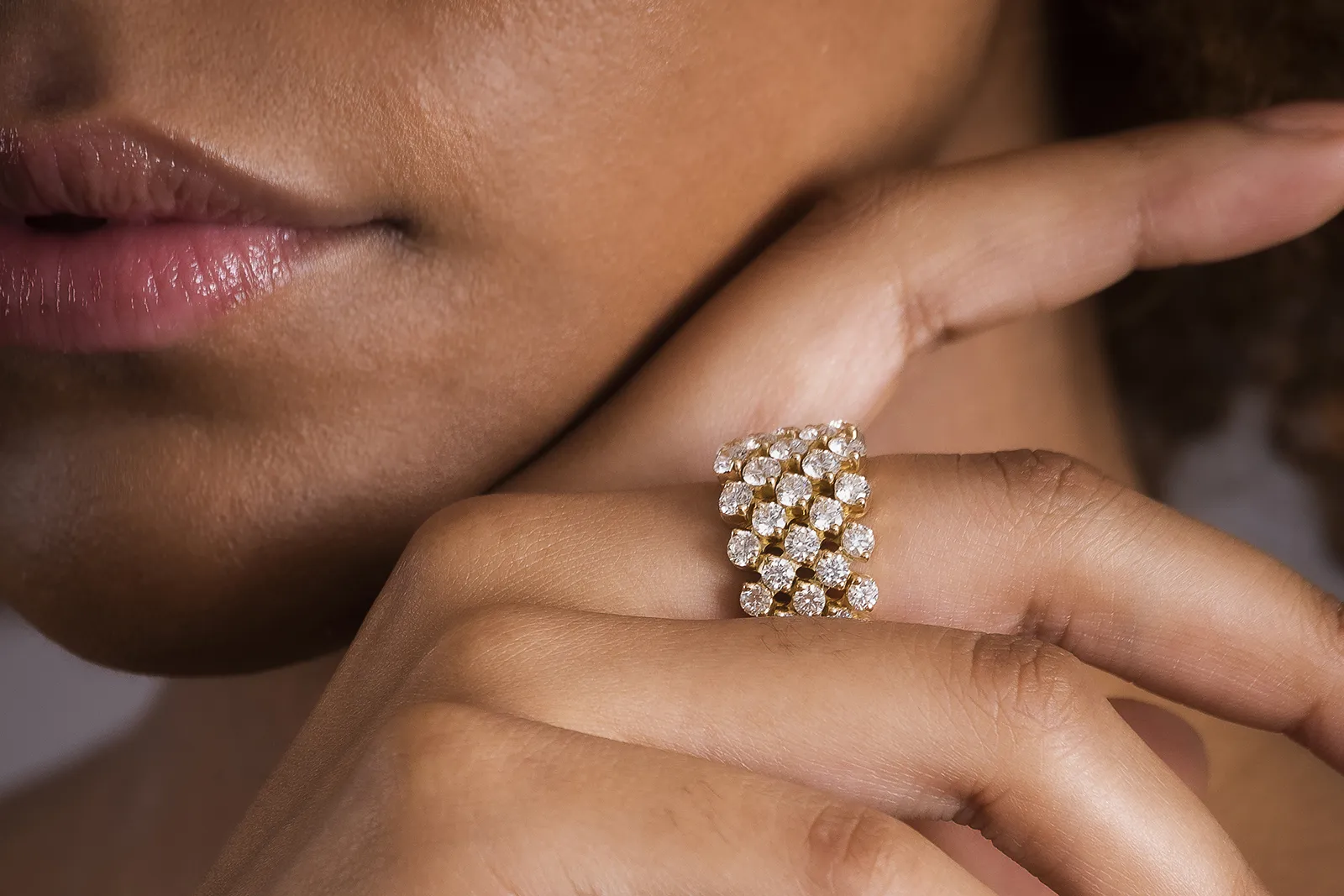 A closer look at the Serafino Consoli Grande Bellezza ring set with round brilliant-cut diamonds in 18k yellow gold 
