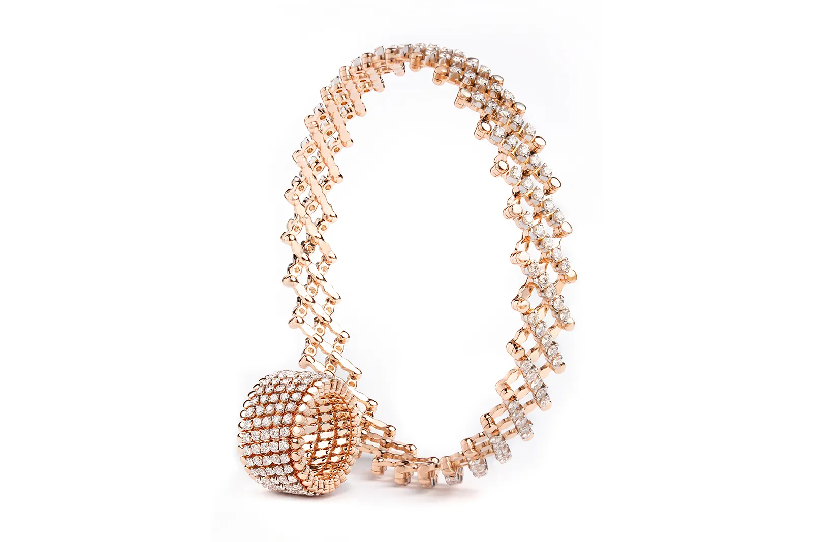 This diamond and 18k rose gold ring from the Serafino Consoli Serafino collection transforms into a bracelet thanks to innovative Italian craftsmanship