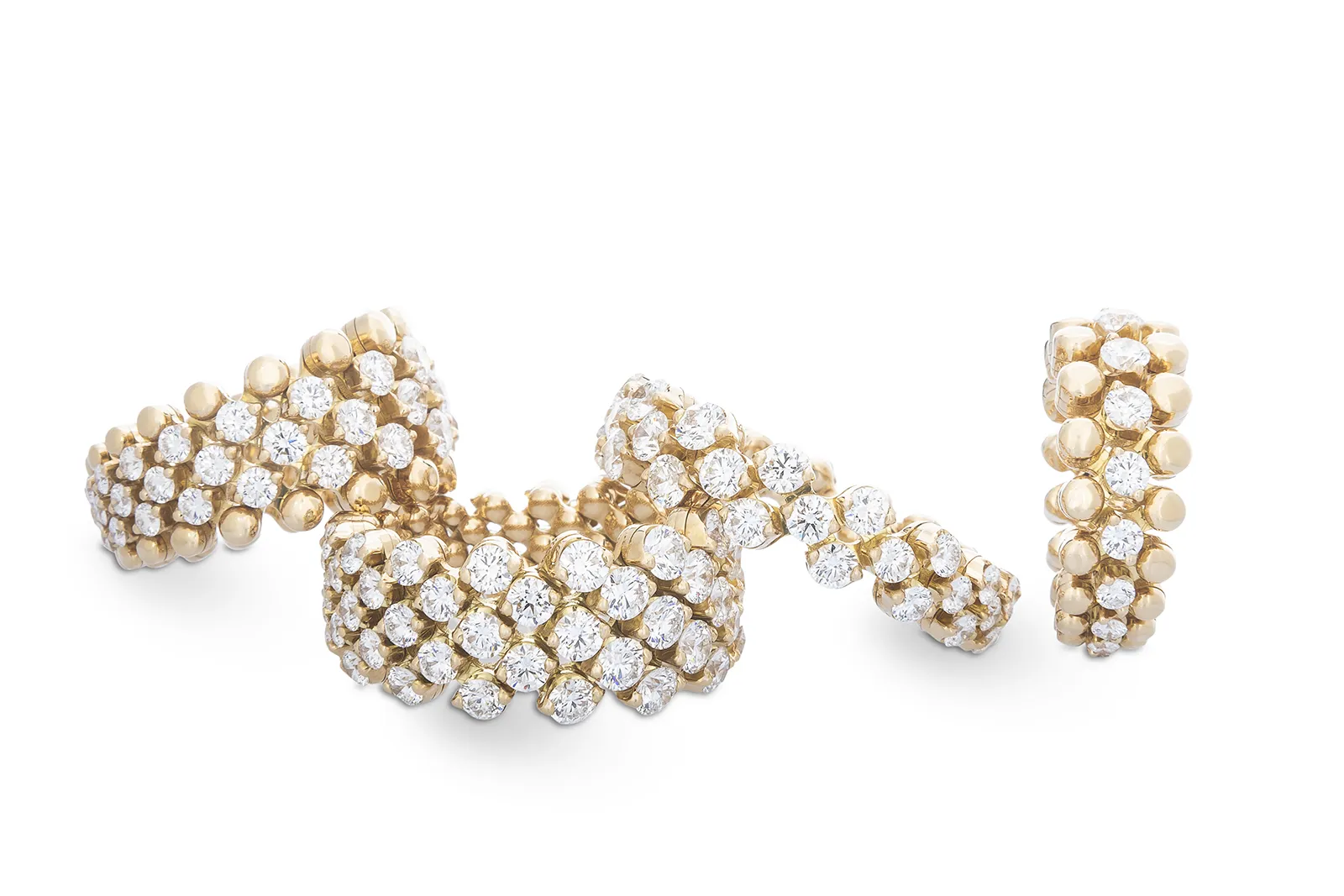 The multi-sized Grande Bellezza ring from the Serafino Consoli Brevetto collection crafted with round brilliant-cut diamonds in 18k yellow gold 