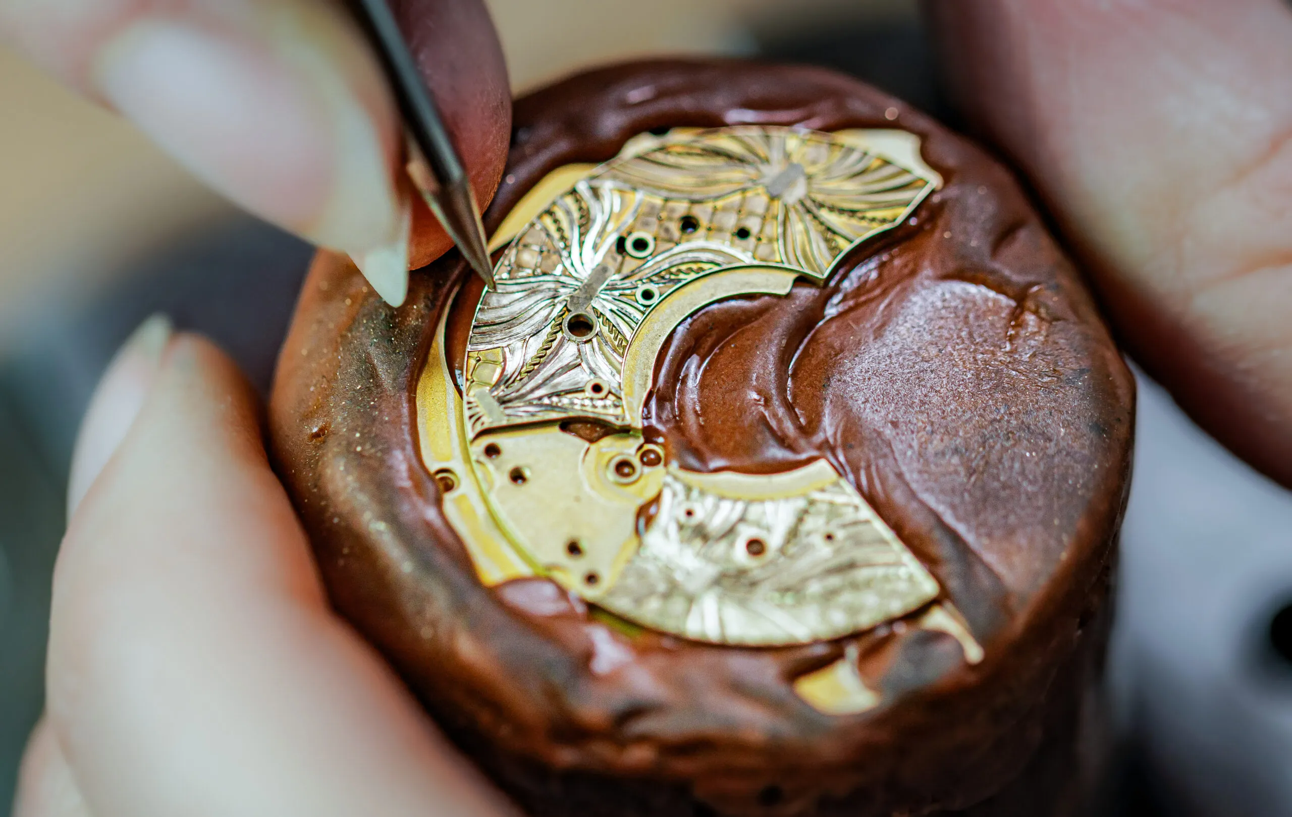Hand-engraving parts of the self-winding VOP318 calibre movement for a TAOS Métiers d'Art timepiece