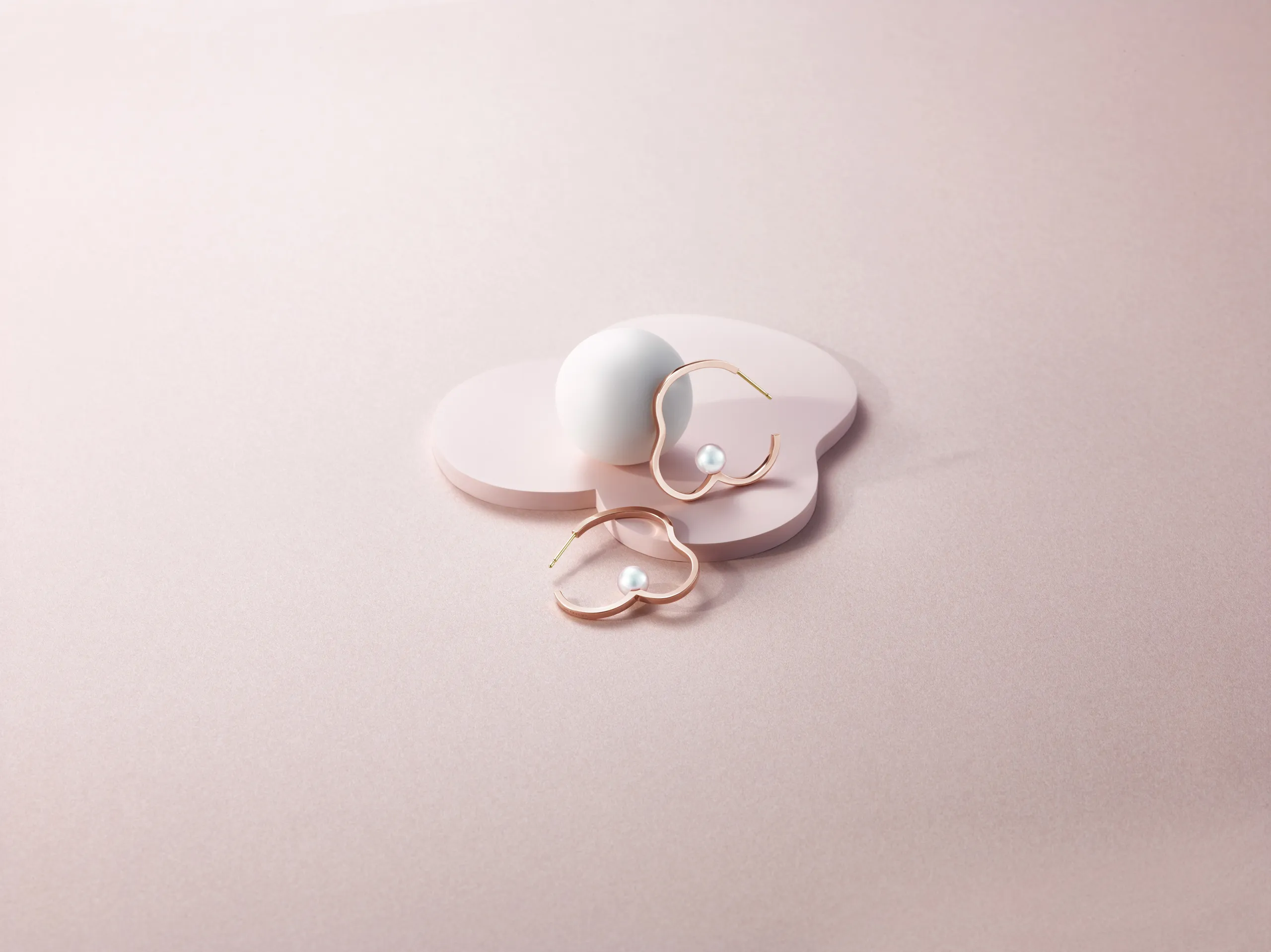 Tasaki Chants hoop earrings  in  SAKURAGOLD™, featuring Akoya pearls