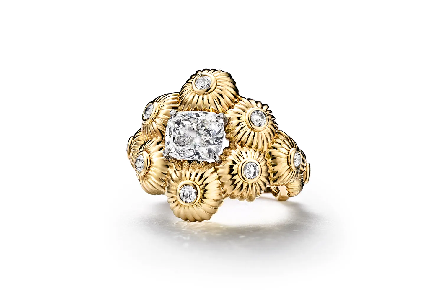 Tiffany & Co. Sea Turtle ring with a diamond of over 2 carats and further diamond accents set in 18k yellow gold and platinum, from the Sea of Wonder Blue Book 2025 High Jewellery collection 