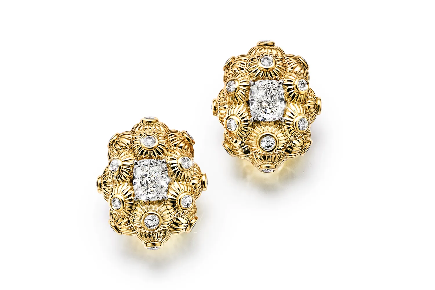 Tiffany & Co. Sea Turtle earrings with diamonds of over 3 total carats and further diamond accents set in 18k yellow gold and platinum, from the Sea of Wonder Blue Book 2025 High Jewellery collection 