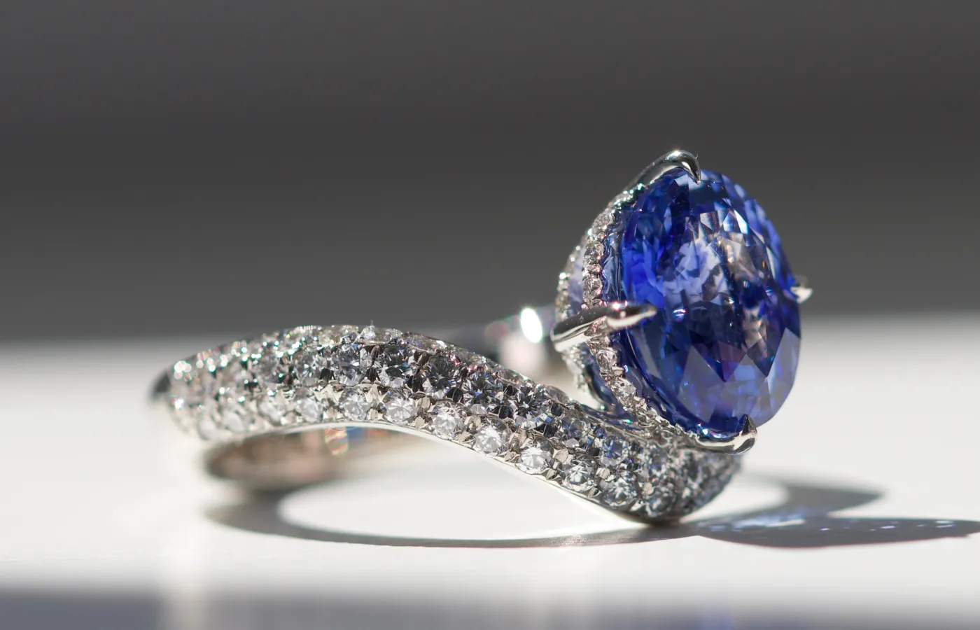 Valentina Fine Jewellery Signature Curve ring with an oval-shaped 2.61-carat unheated Ceylon sapphire and 0.83 carats of diamonds, set in platinum
